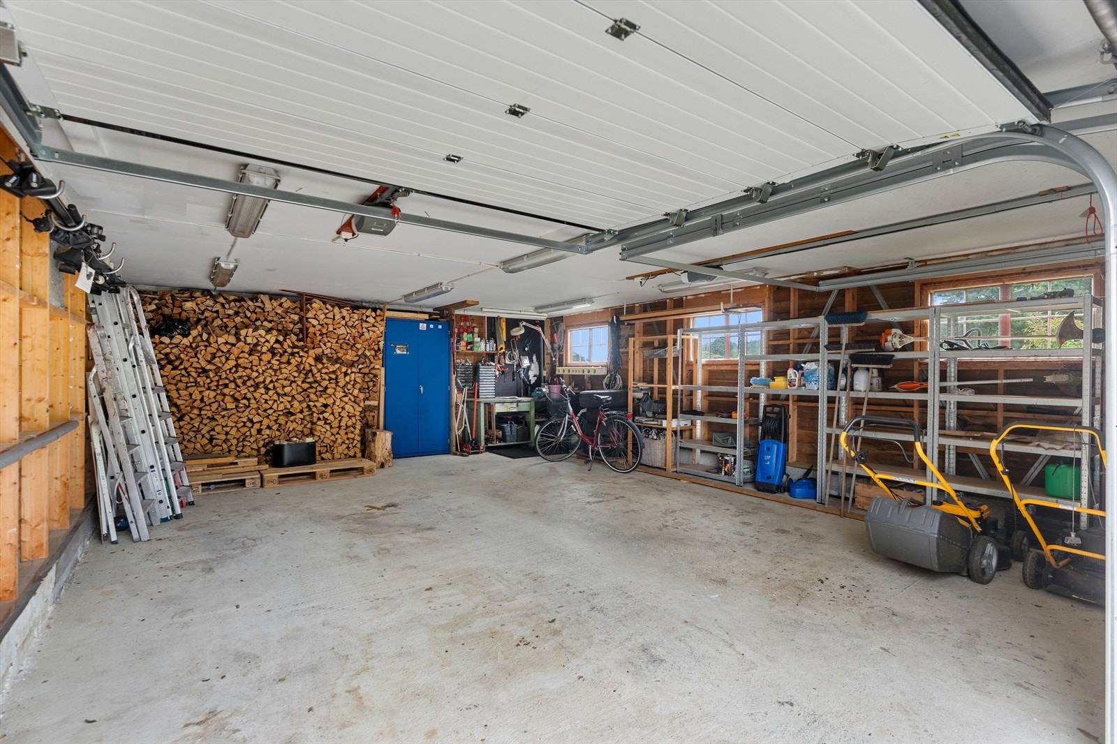 Garasjen har god plass til både bil, lagring/verktøy og ved. Galleribilde
