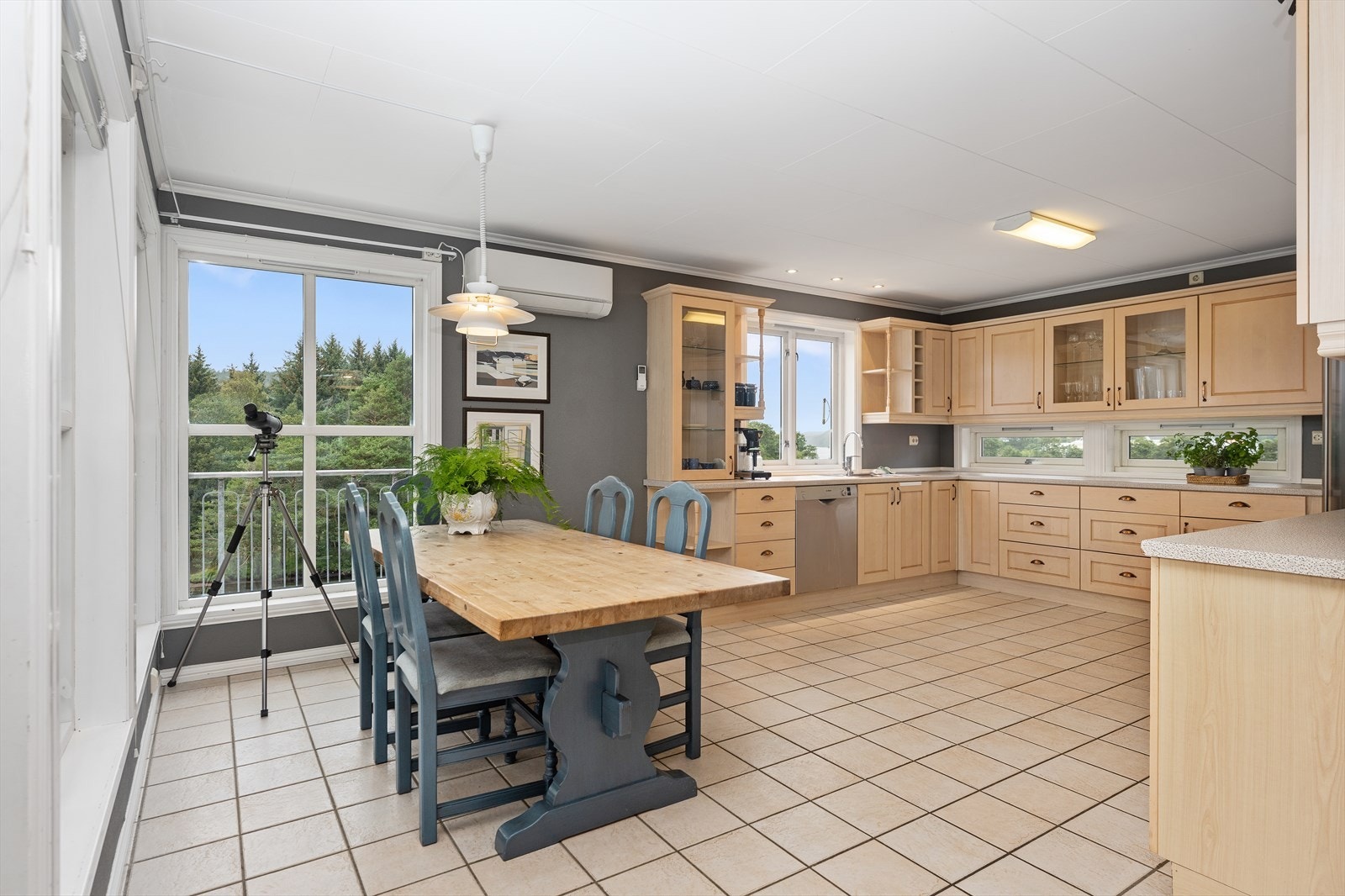 Kjøkkenet har er av god størrelse med plass til hele familien. Galleribilde