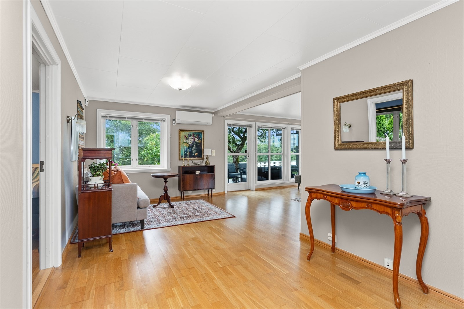 Stuen er lys og romslig. Galleribilde