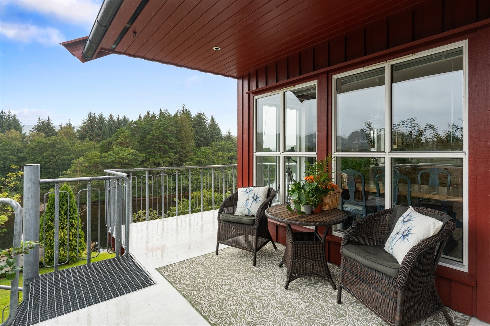 Et hyggelig sted å sitte både i sol og regn. Galleribilde