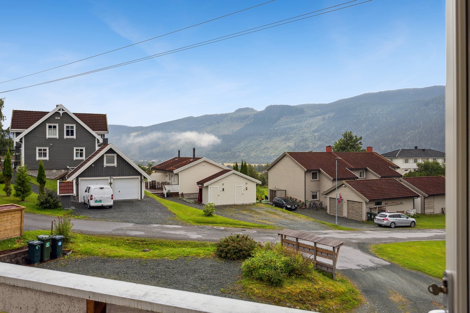 Balkong fra soverom i 2. etg har hyggelig utsyn og gode solforhold utover ettermiddag og kvelden. Galleribilde