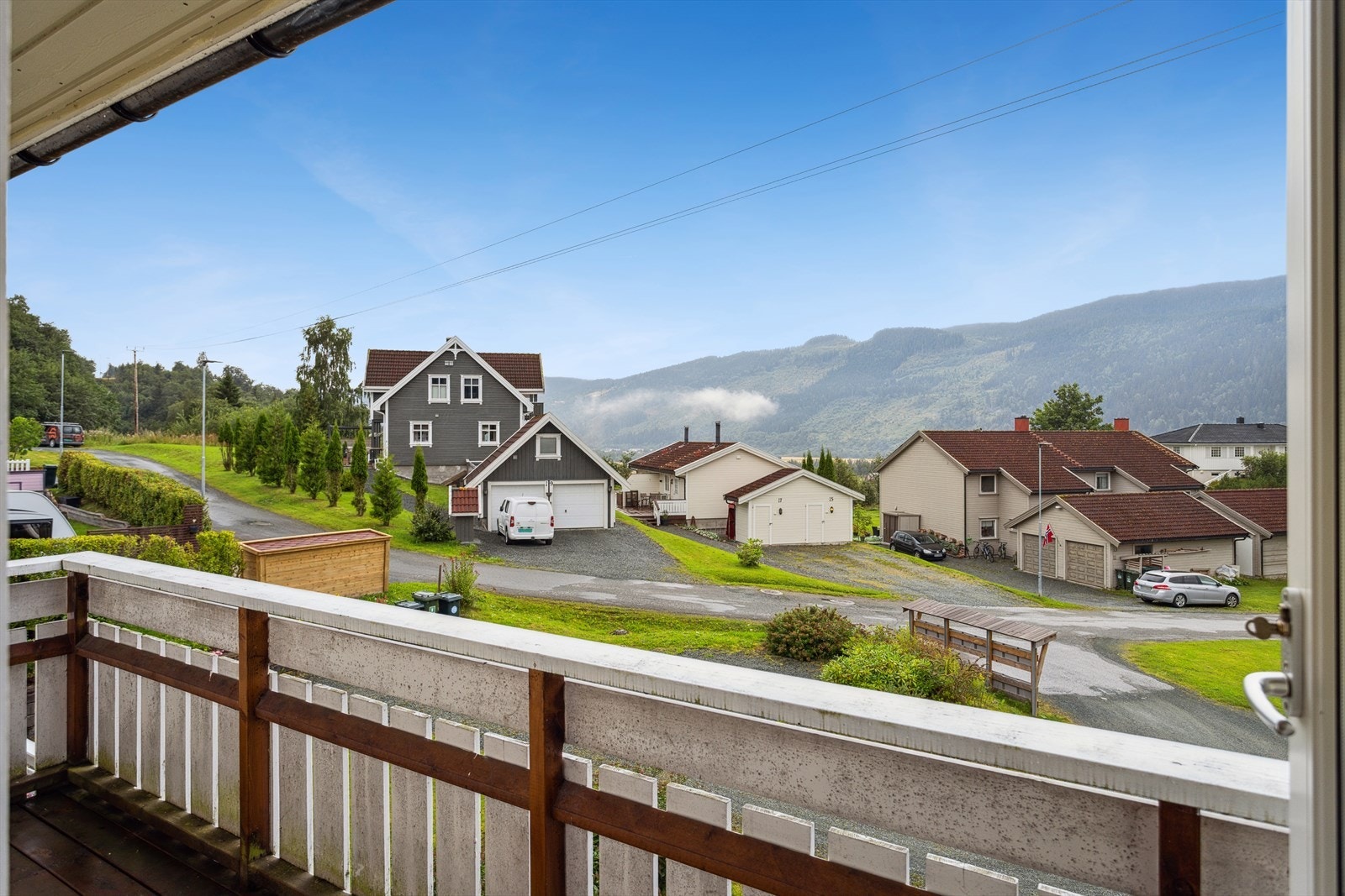 Det er også kort vei til Lundamo sentrum hvor man bl.a. finner dagligvare, bensinstasjon, pizzeria, treningssenter og kollektive forbindelser. Galleribilde