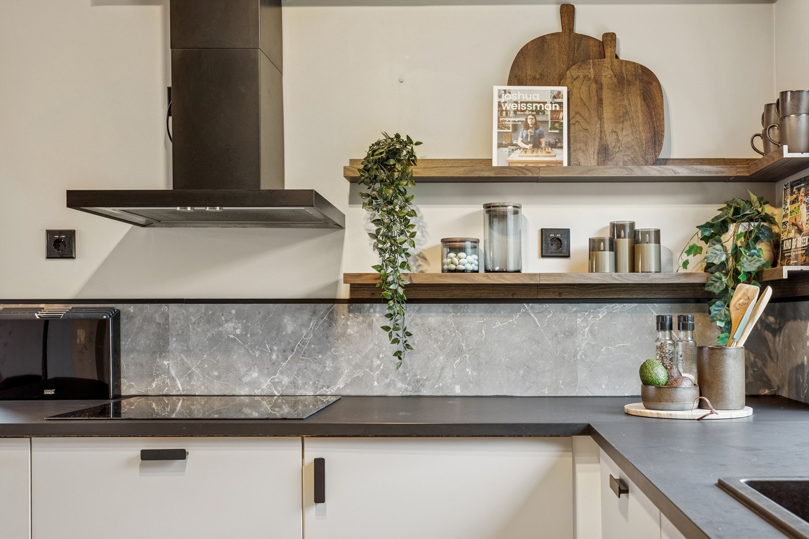 Kjøkkenet har integrert kombiskap, oppvaskmaskin, platetopp, stekeovn og ventilator. Galleribilde