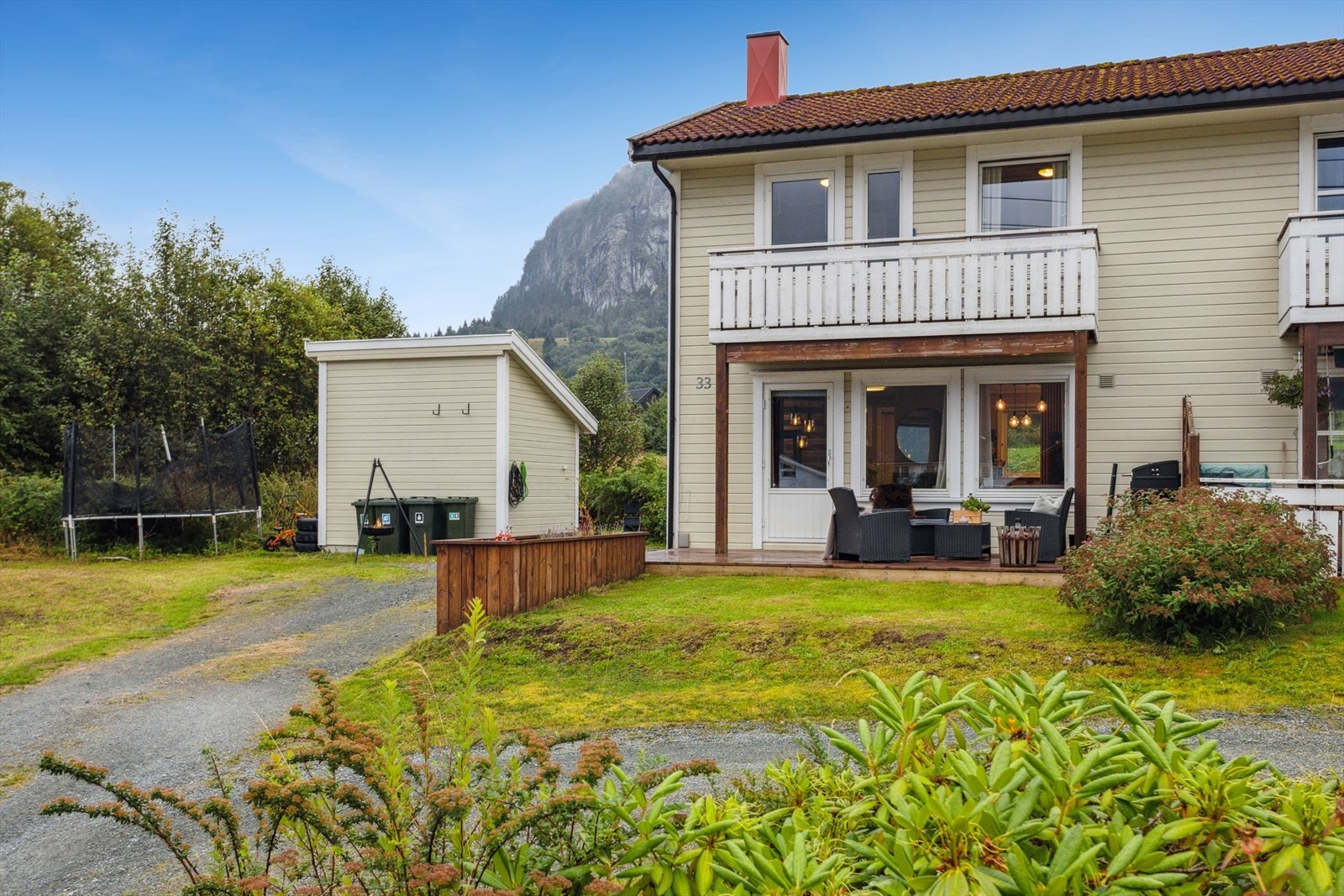 I tillegg har boligen en utvendig og praktisk bod. Flott for lagring av hagemøbler, verktøy og diverse utstyr. Galleribilde