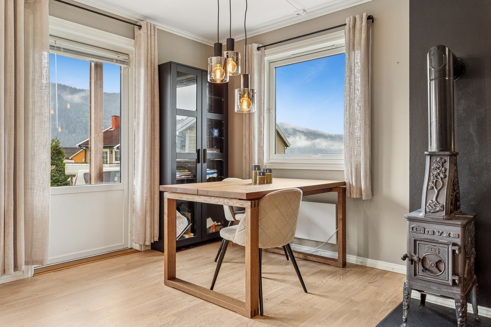 Fra stuen har man utgang til terrasse på ca. 19 m² med gode solforhold. Galleribilde