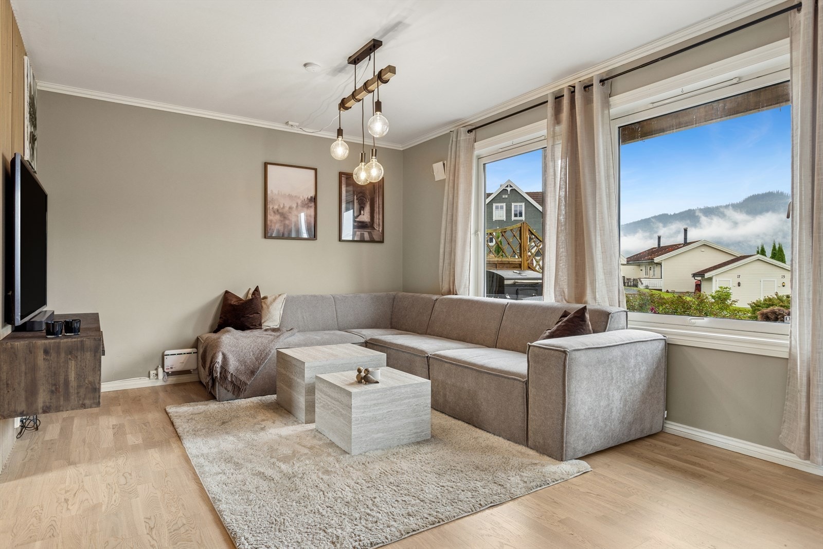 Vindusflater av generøs størrelse som sørger for godt med naturlig lysinnslipp. Galleribilde