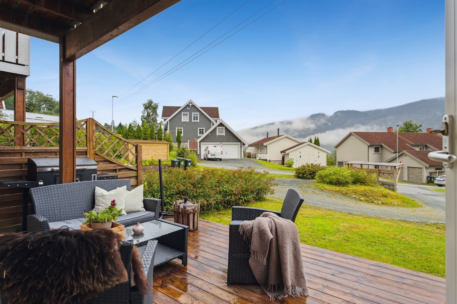 Romslig terrasse for å nyte solrike dager Galleribilde