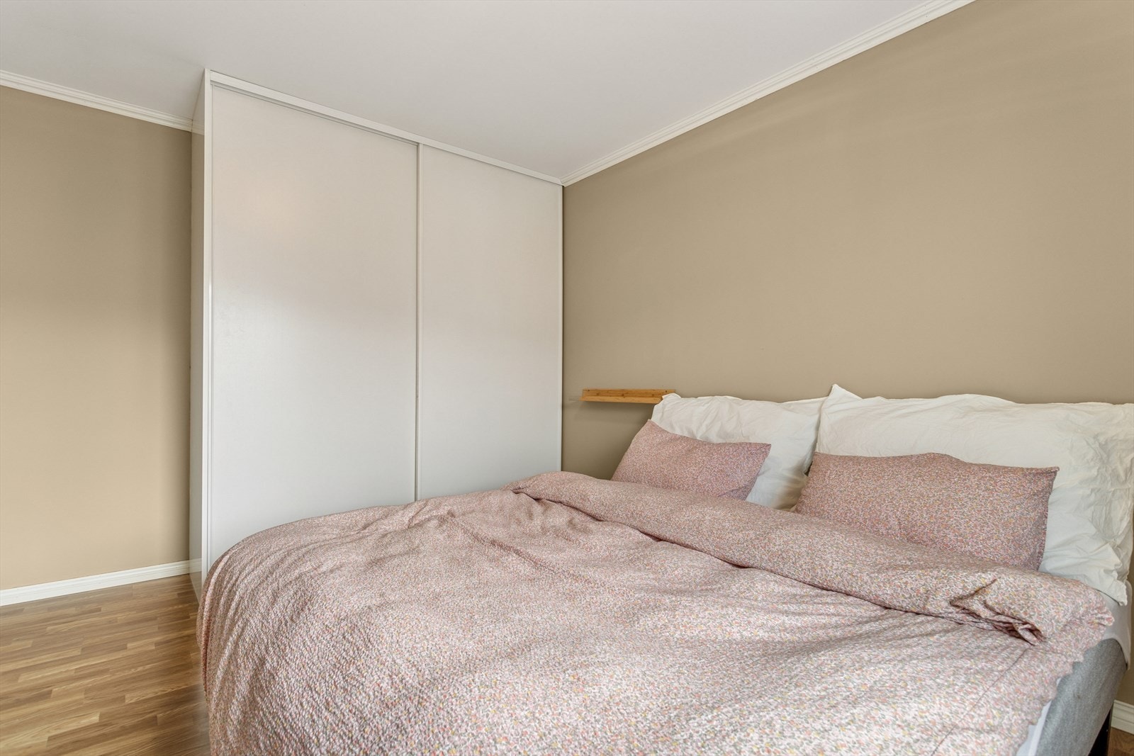 Soverom malt i behagelige farger. Galleribilde