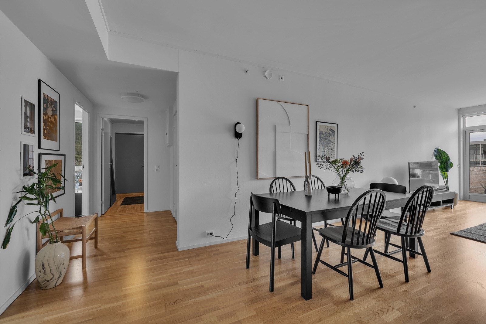 Entreen leder deg videre til hall som forgrener seg til soverom, bad og videre inn i stua Galleribilde