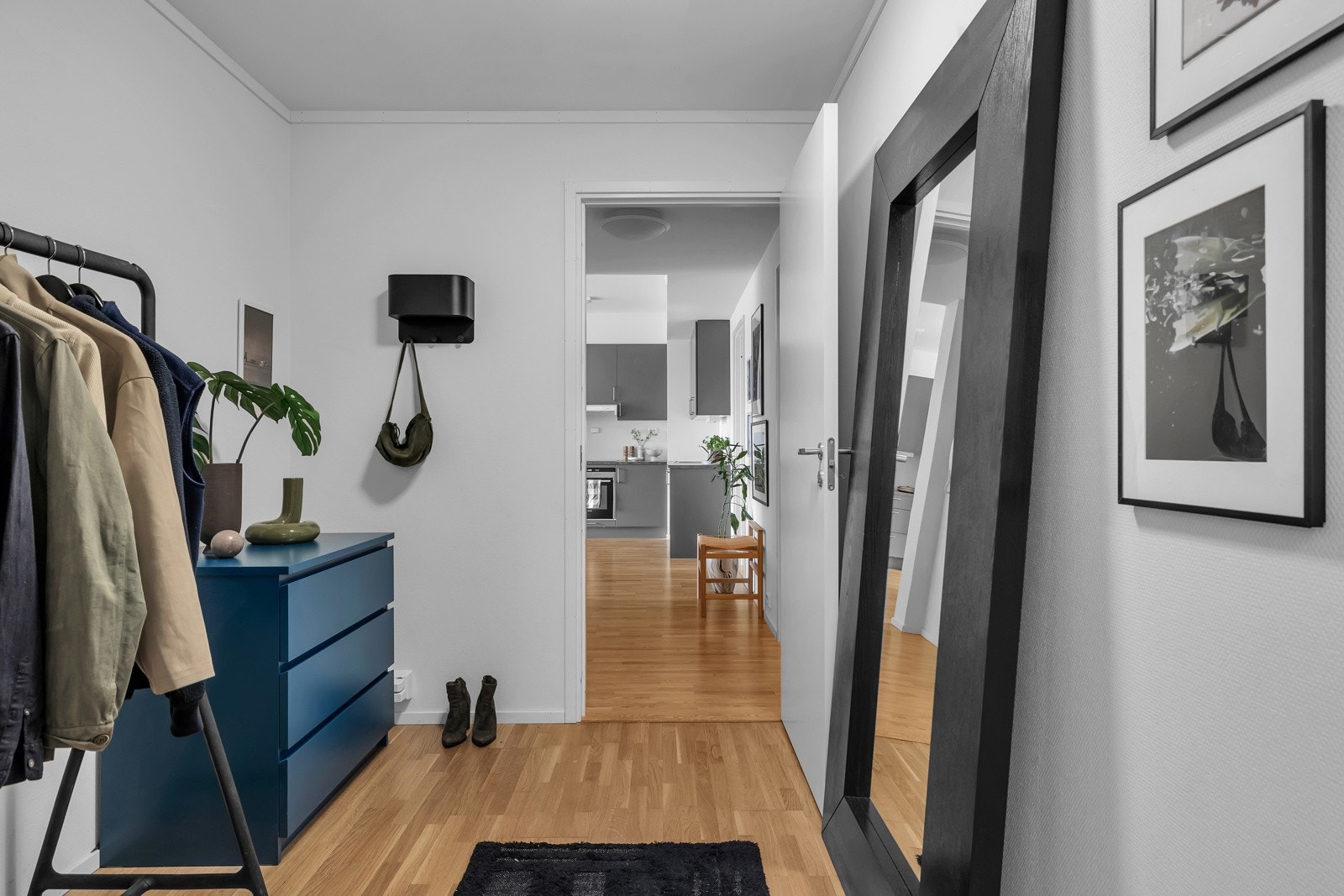 Velkommen inn! Det første som møter deg er denne romslige entreen Galleribilde