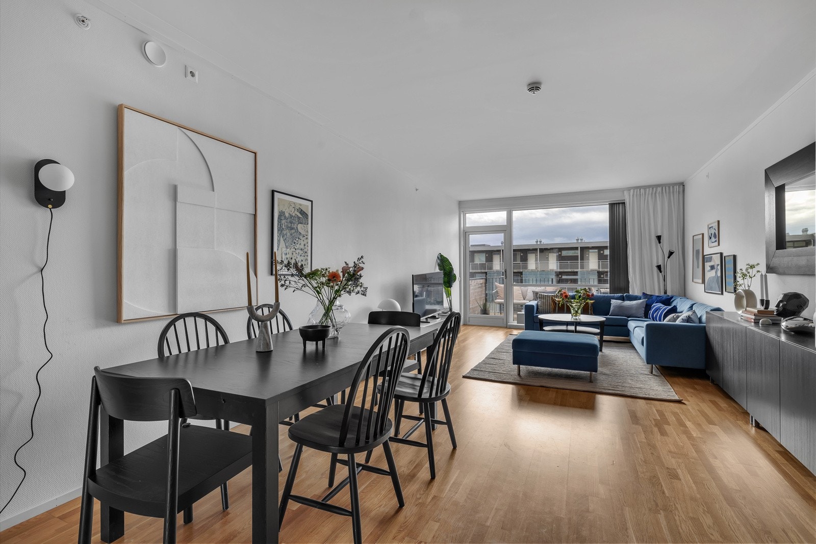 Stor åpen stue med god takhøyde og vindusflater mot sør Galleribilde