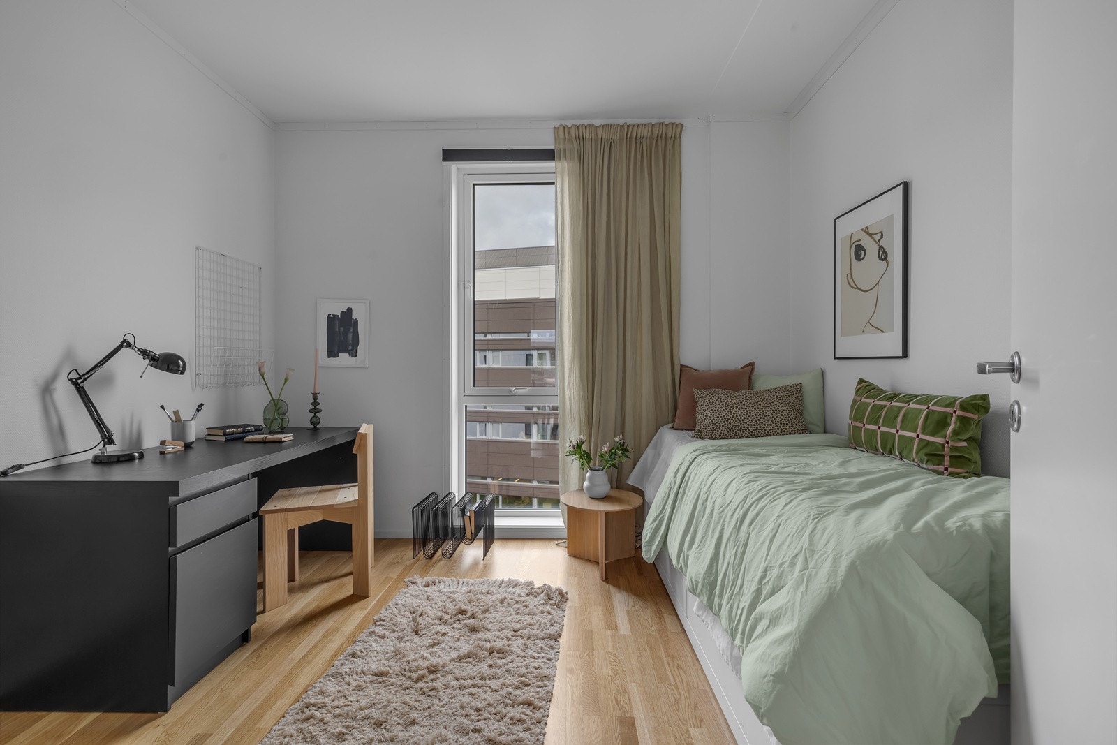 Soverom 1 har vindu mot nord (mot sentrum), er av fin størrelse og har adkomst til bod/garderobe Galleribilde