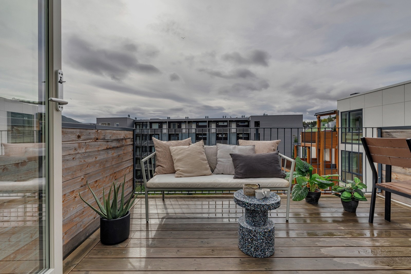 Fra stua går du ut til sørvendt og solrik veranda Galleribilde