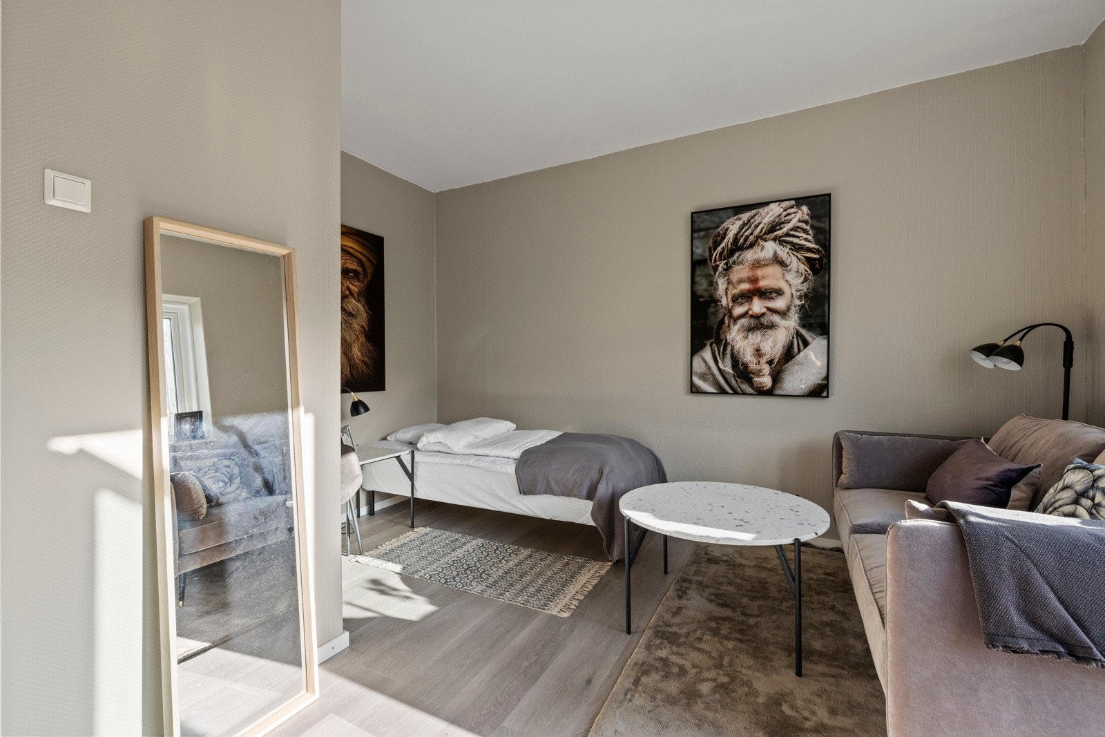 Det er gode møberingsmuligheter i stuen. Galleribilde