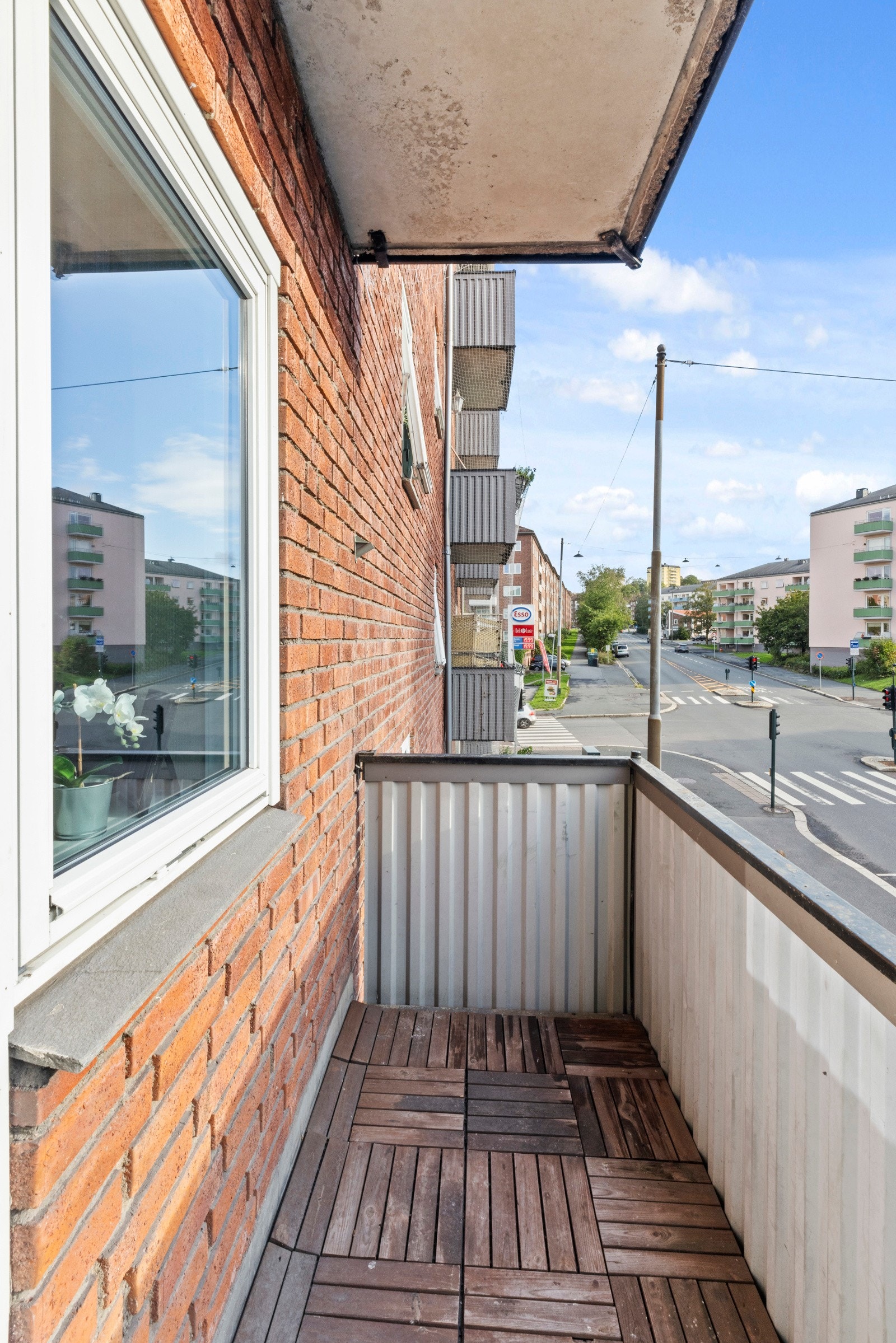 Balkongen er overbygd og er på ca. 3 kvm. Galleribilde