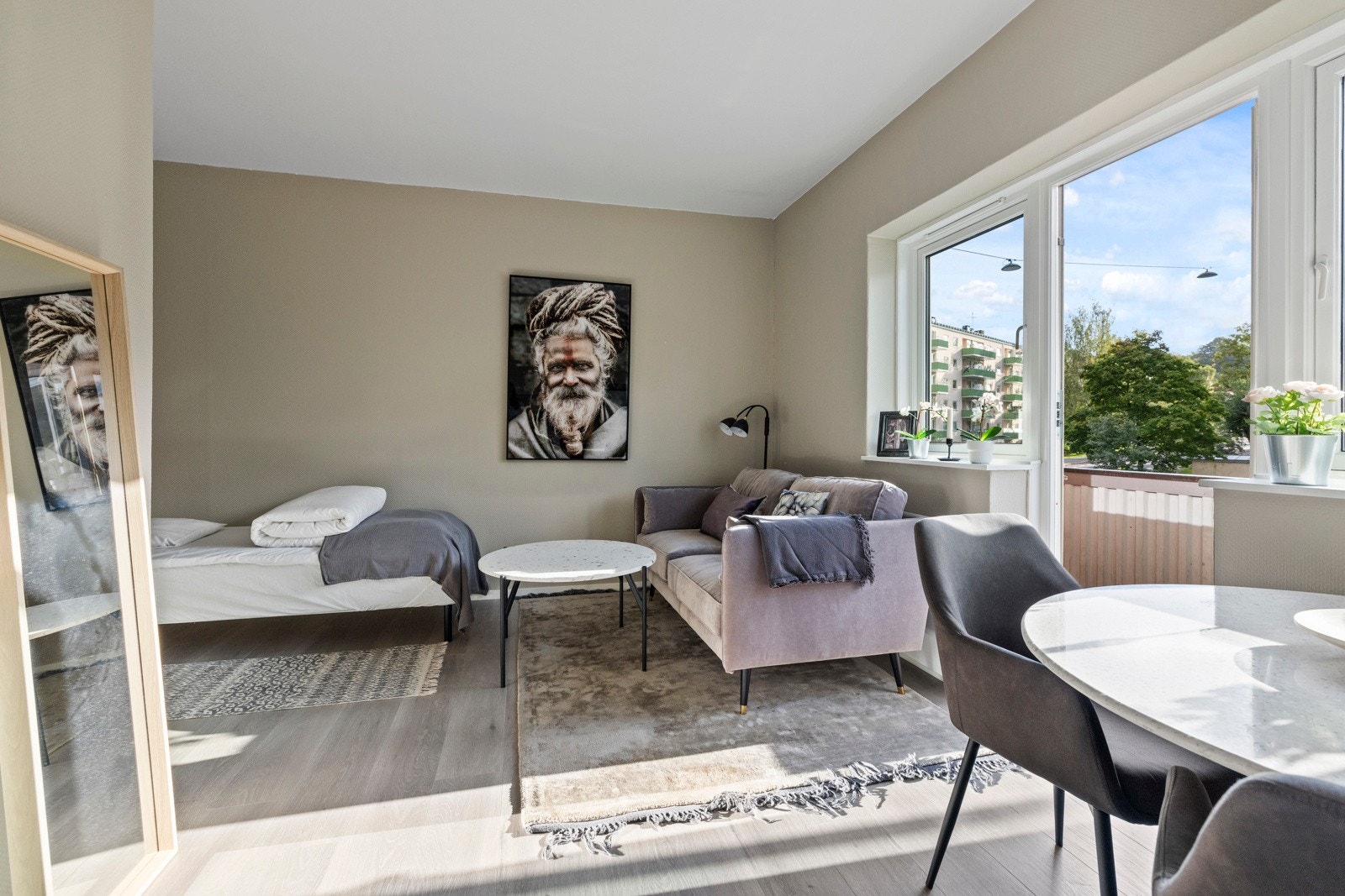 Stue med store vindusflater som slipper inn godt med naturlig lys. Galleribilde