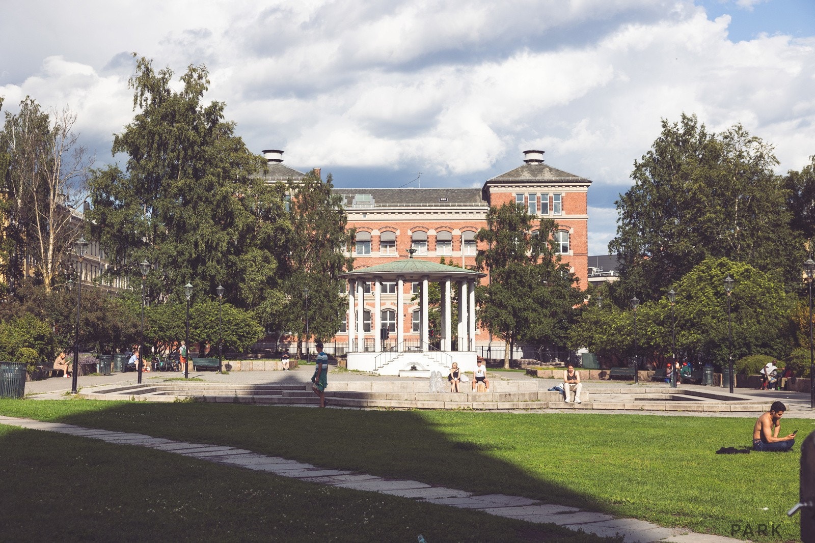 Nærområdet byr på flotte park- og grøntområder som for eksempel Ola Narr, Birkelunden og Sofienbergparken. Galleribilde