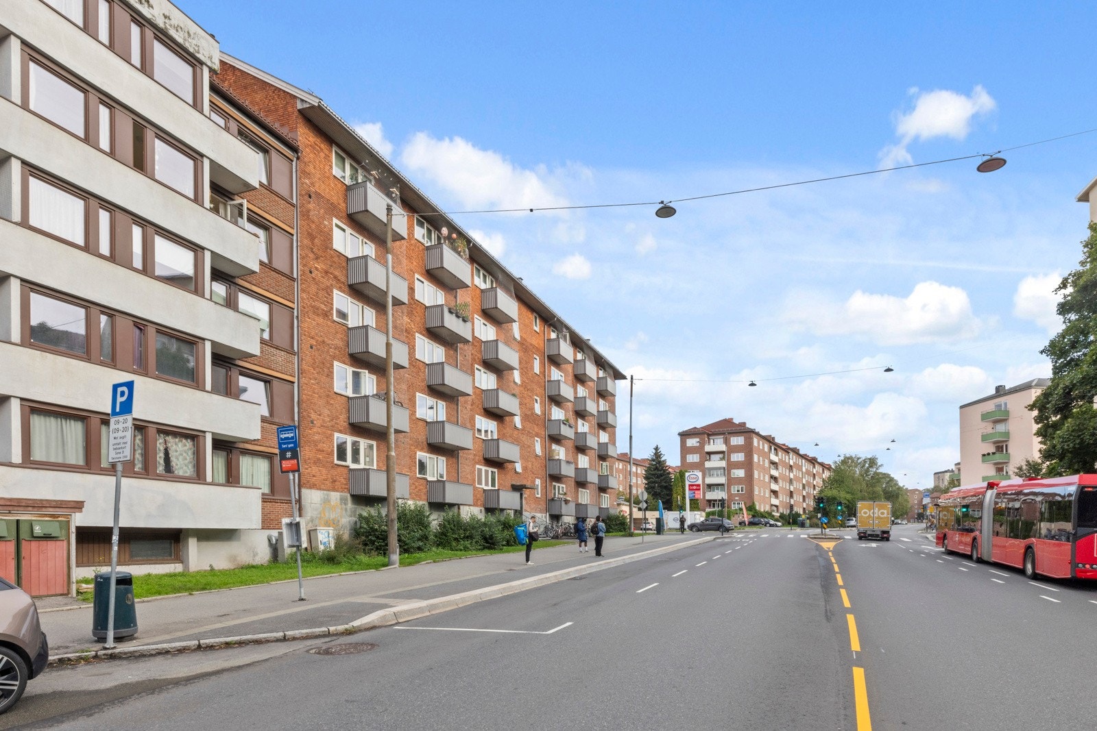 Her bor du med kort vei til alt du trenger i hverdagen, med umiddelbar nærhet til ulike forretninger og offentlig kommunikasjon. Galleribilde