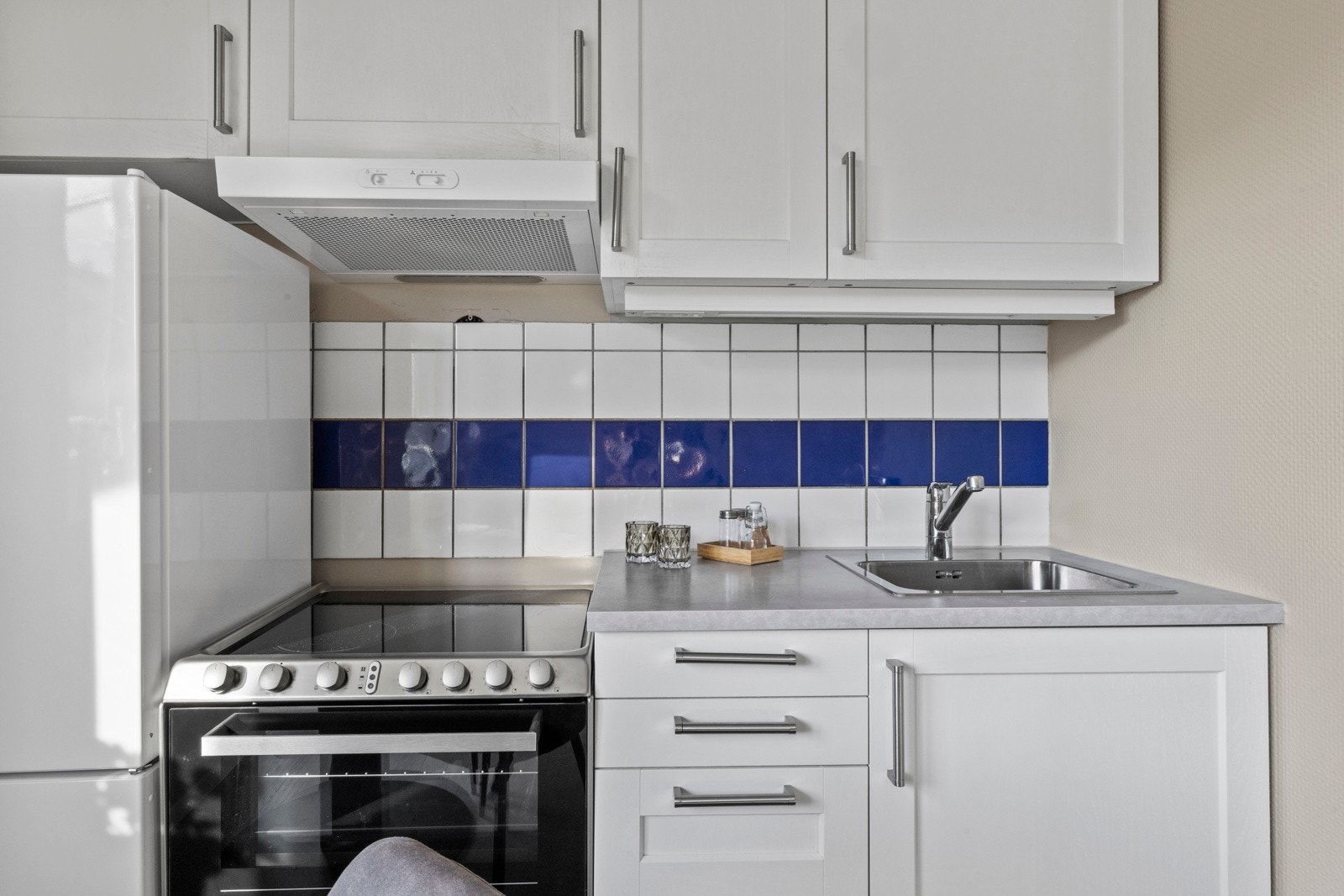 Ventilator med kullfilter over kokesone. Galleribilde