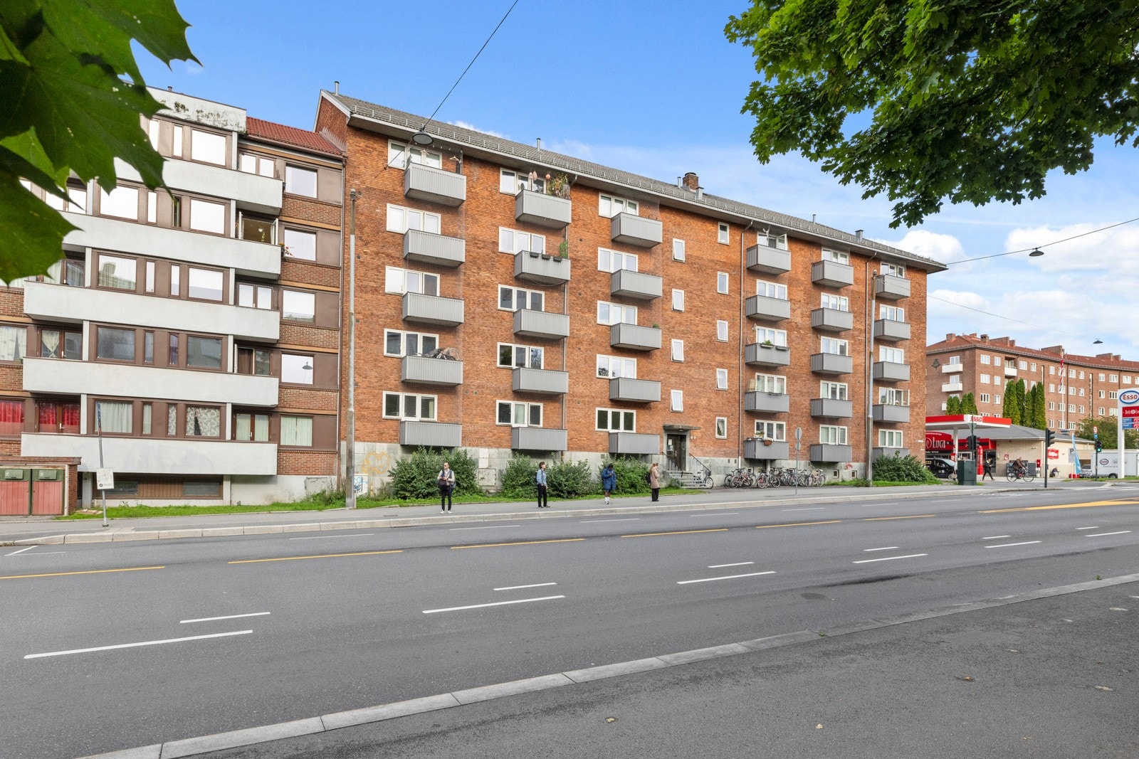 Leiligheten er beliggende i 2.etasje og har utgang til balkong. Galleribilde