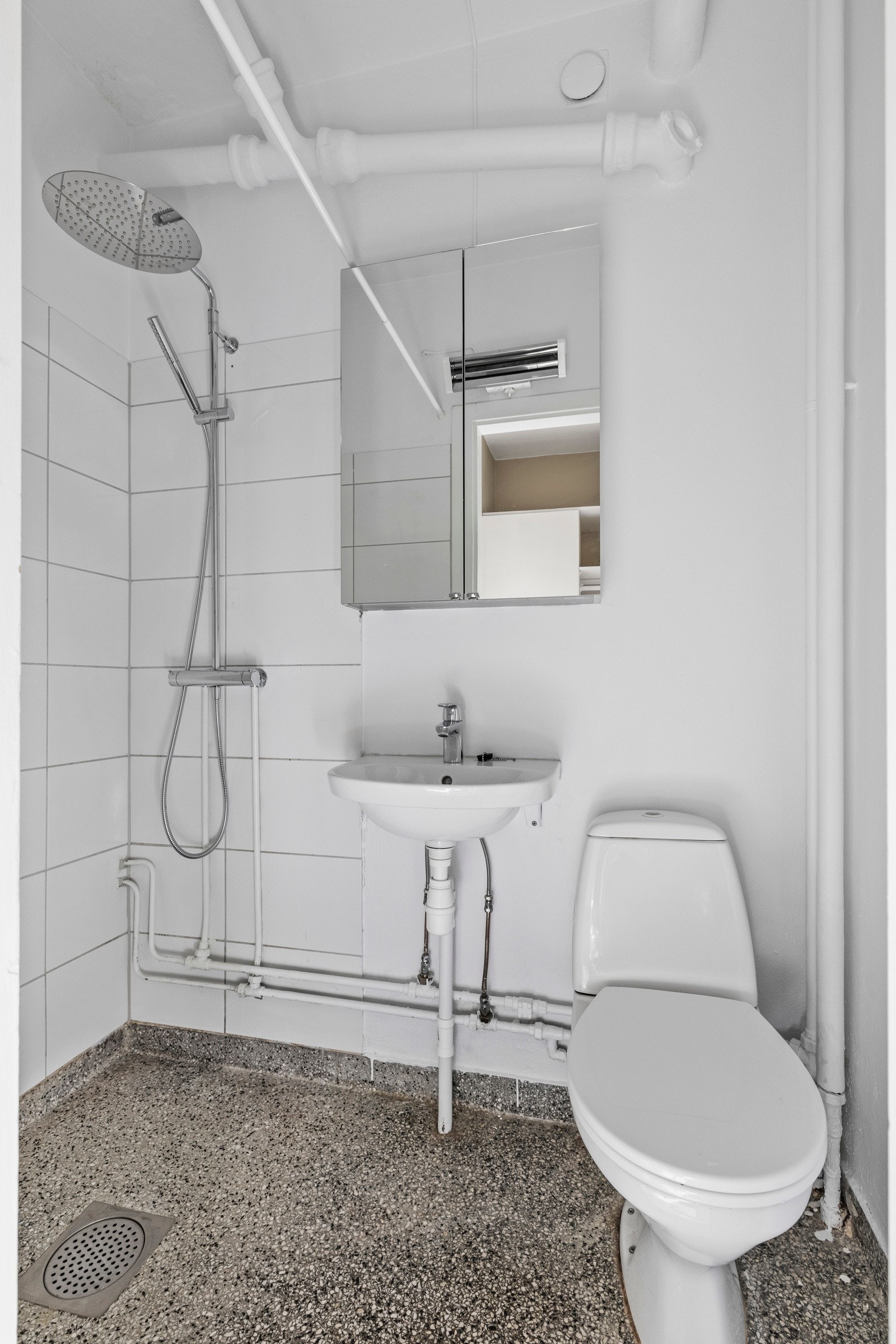 Dels flislagt bad med slipt betonggulv Galleribilde