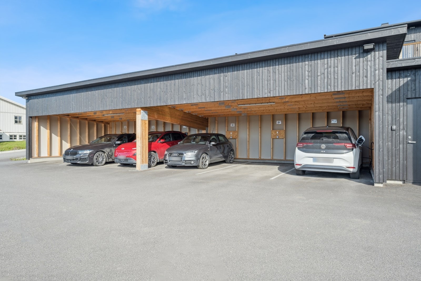Til leiligheten følger det egen carport - Klargjort for mulighet med el-bil lader. Galleribilde