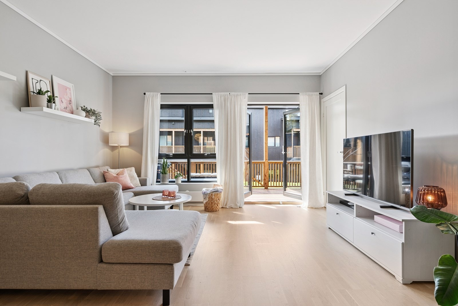 Fra stuen er det utgang til overbygget terrasse Galleribilde