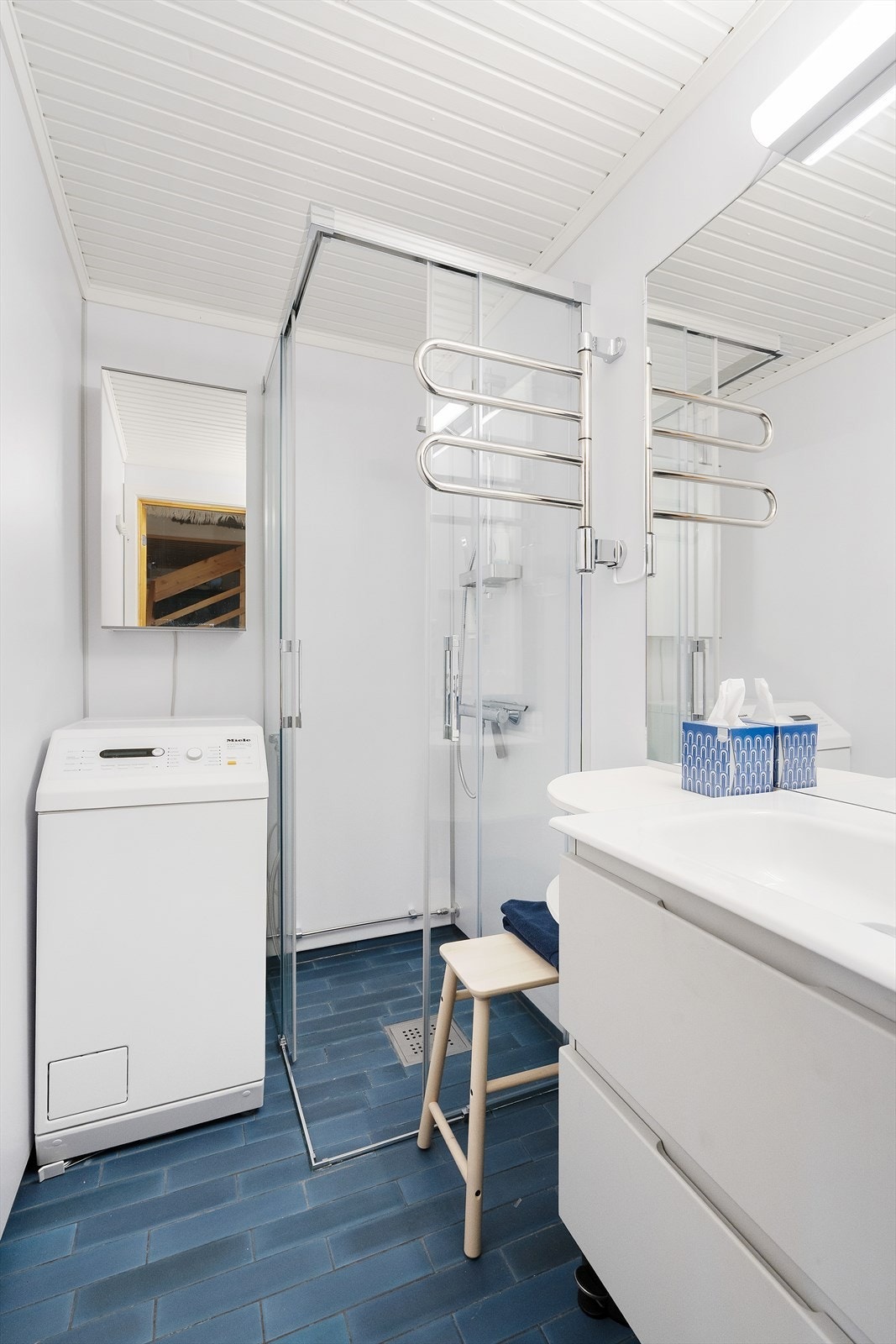 Hytta har to bad, dette også med opplegg for vaskemaskin. Galleribilde