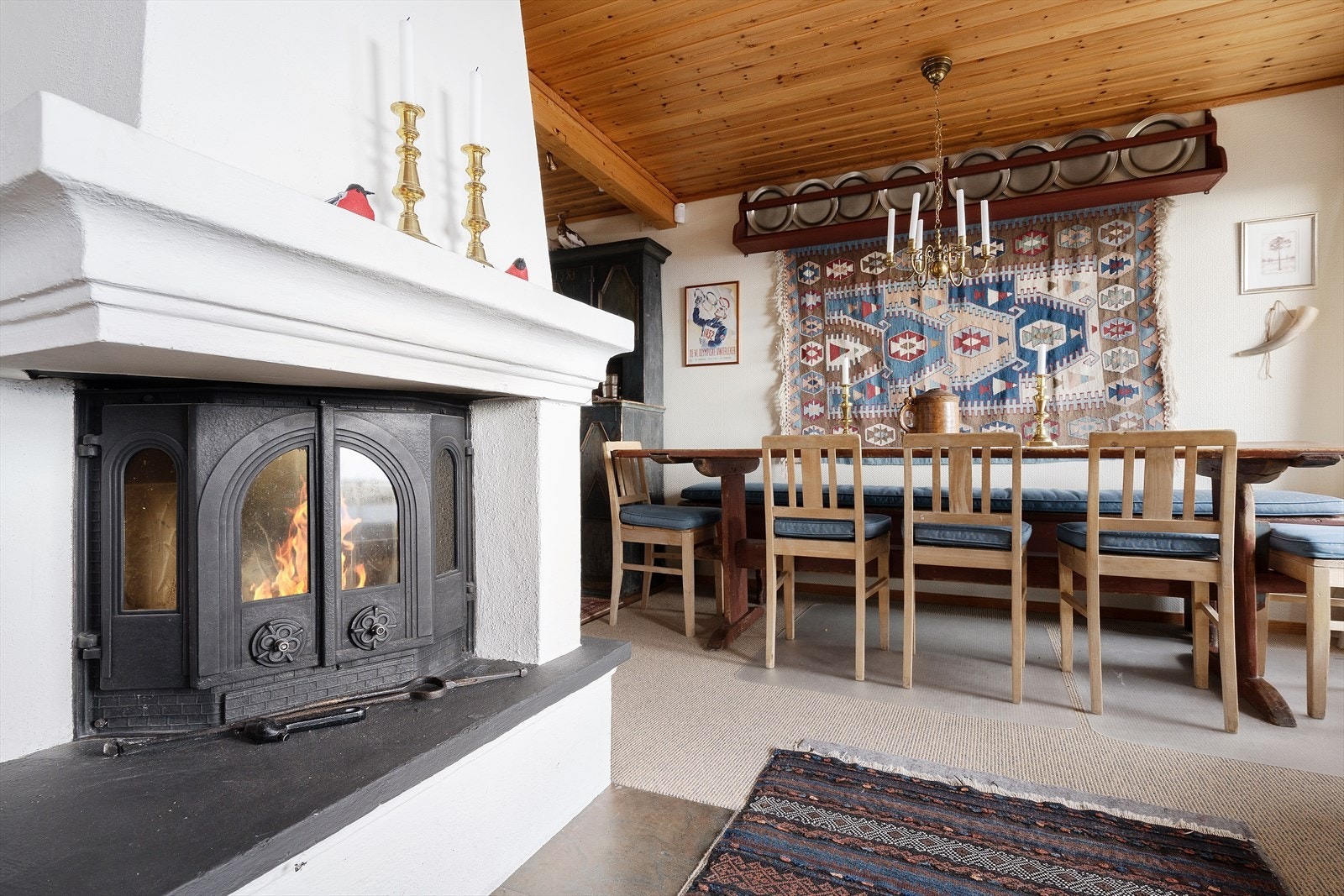 I stuen er det en behagelig peisovn. Galleribilde