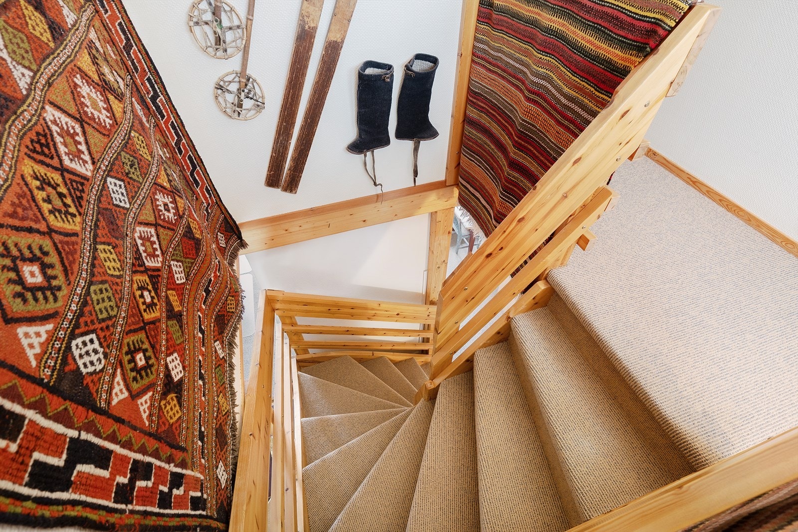 Trapp opp til 2. etg med hele 4 soverom. Galleribilde