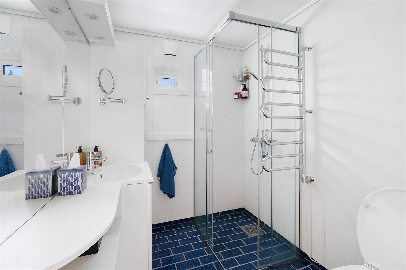 Bad har flislagt gulv med elektriske varmekabler. Galleribilde