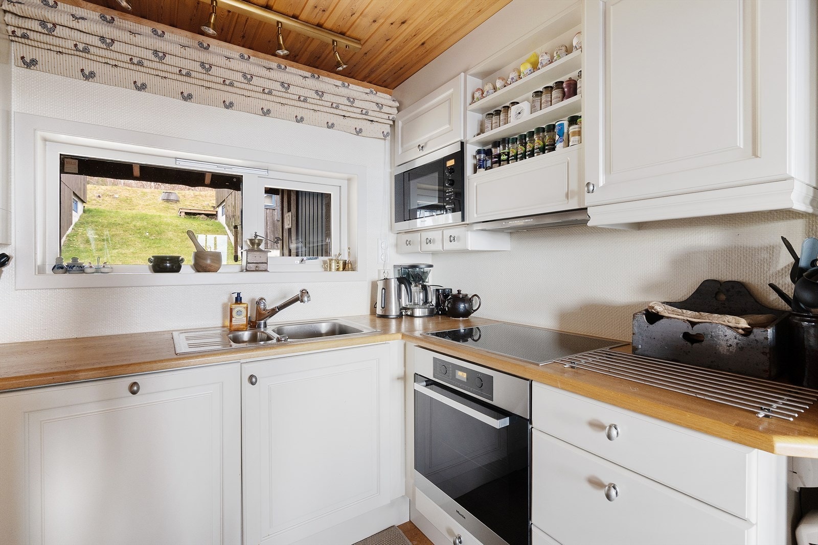 Kjøkken med profilerte fronter og benkeplate i heltre. Galleribilde