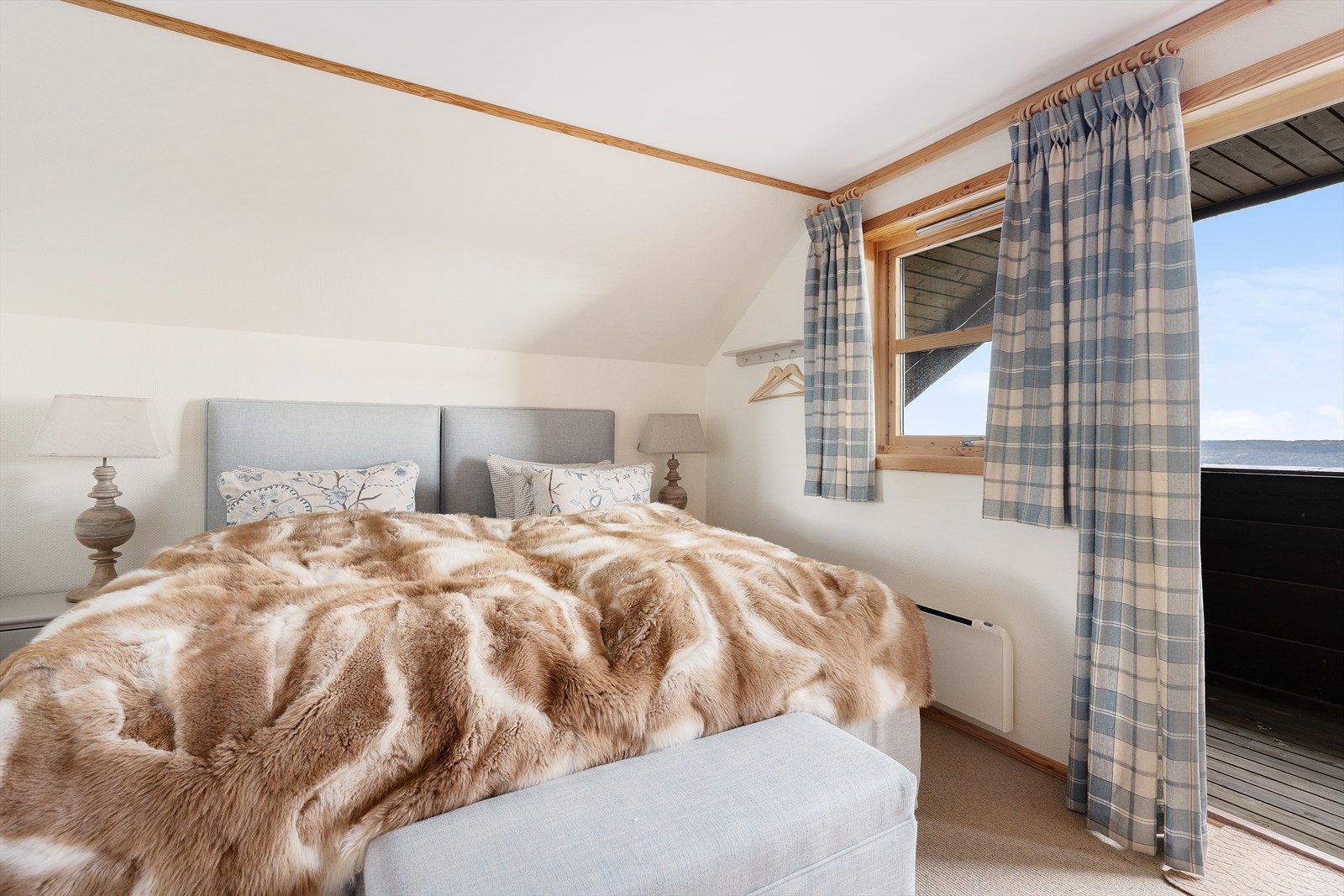 Soverom 1, med utgang til balkong. Galleribilde