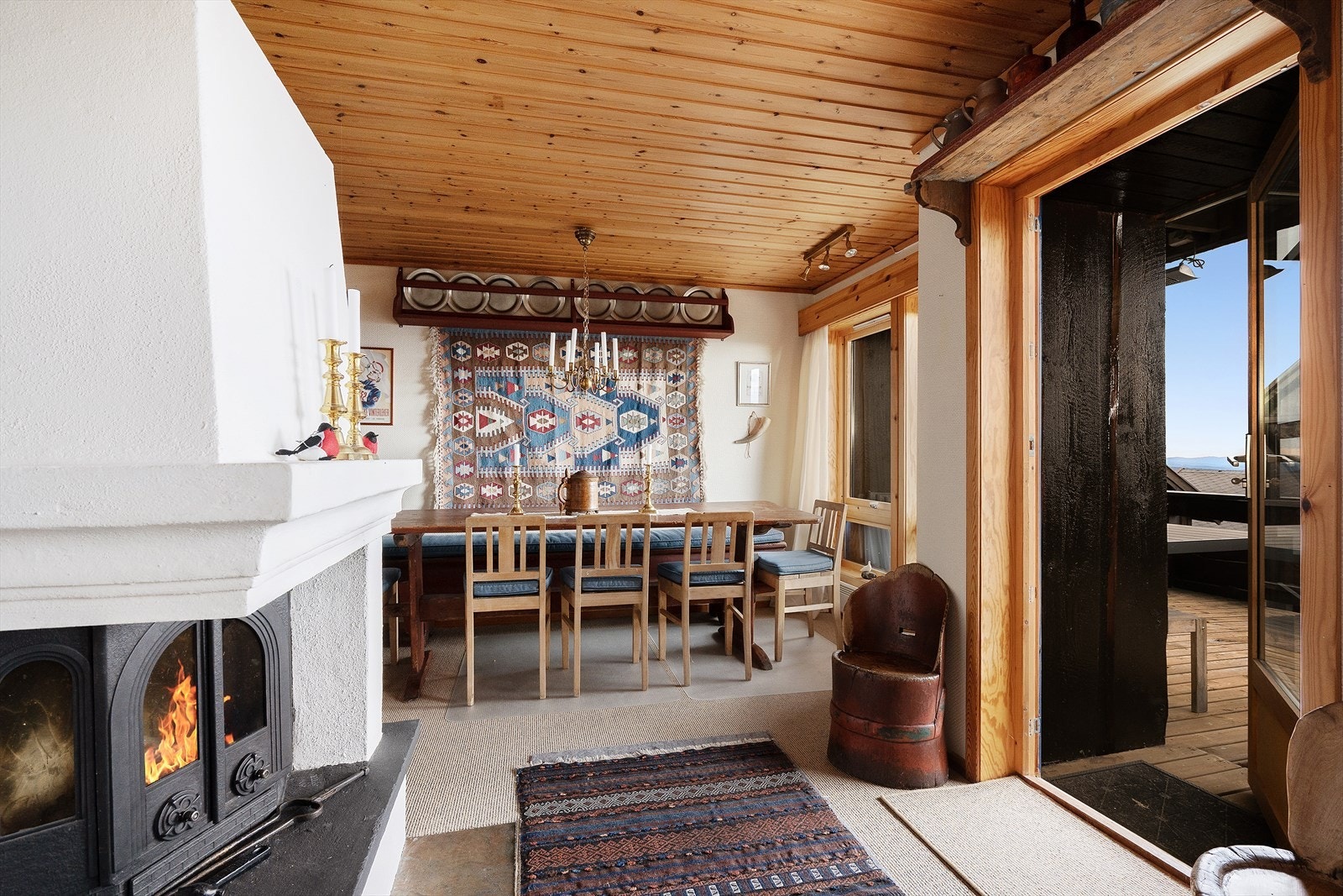 Gulvet i stuen har et lunt vegg-til-vegg teppe. Galleribilde