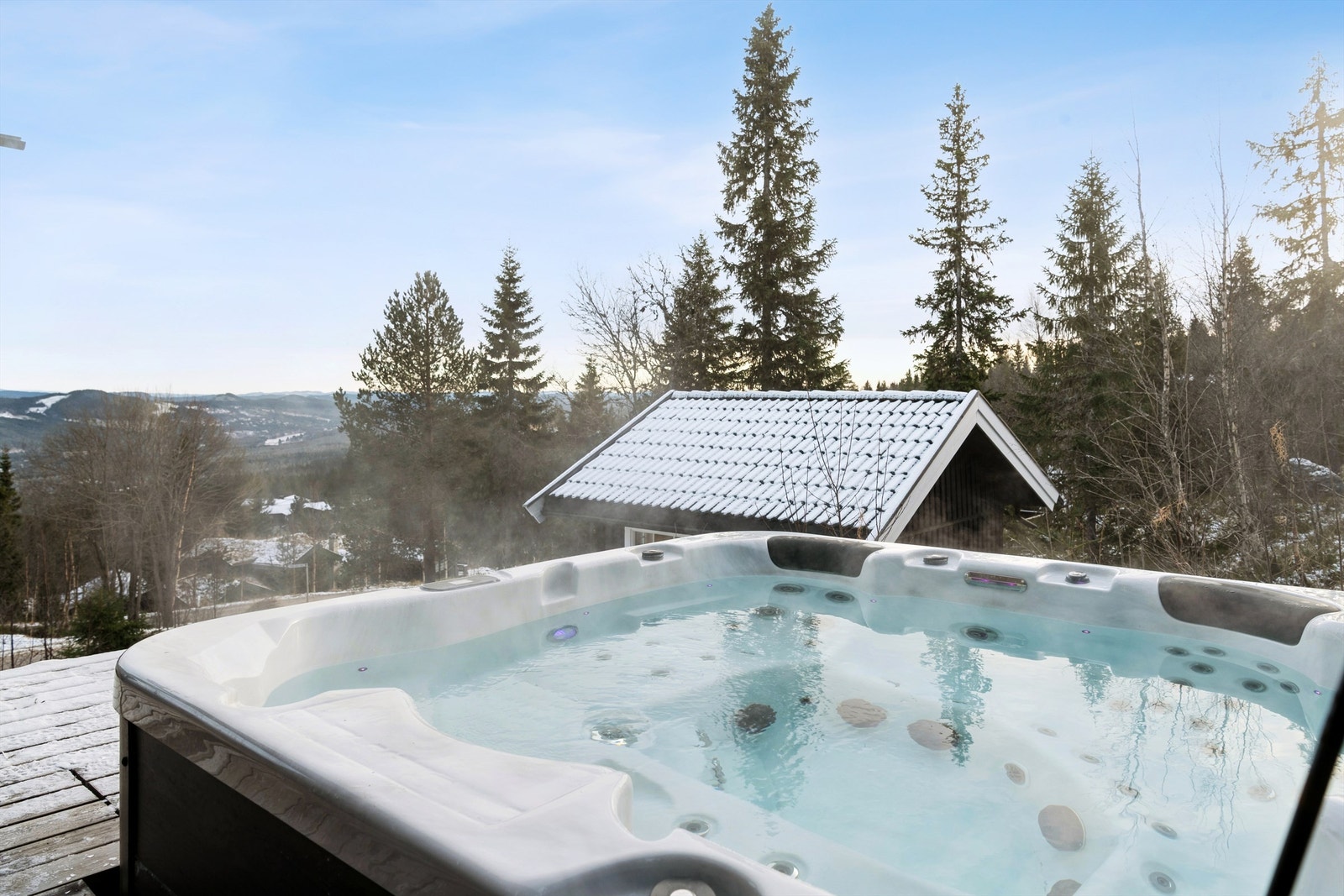 Her kan dere nyte den friske fjelluften året rundt med utendørs avslapping i jacuzzi. Denne terrassedelen er etablert senere, og fremkommer ikke på godkjente tegninger. TG 3 er gitt grunnet manglende rekkverk. Galleribilde