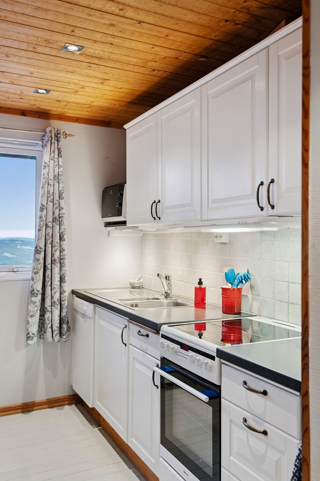 Kjøkkeninnredningen er funksjonell med åpen løsning for hvitevarer Galleribilde