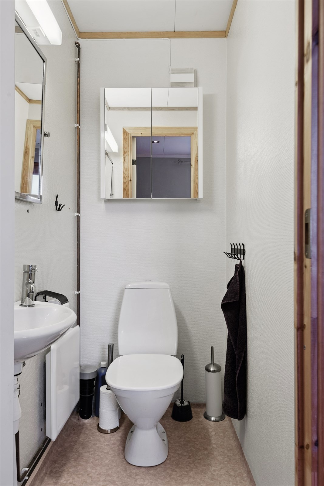 Tilknyttet annekset er det også et praktisk, separat toalettrom. Perfekt når dere er mange samlet på hytta, eller ved gjesteovernatting. Galleribilde