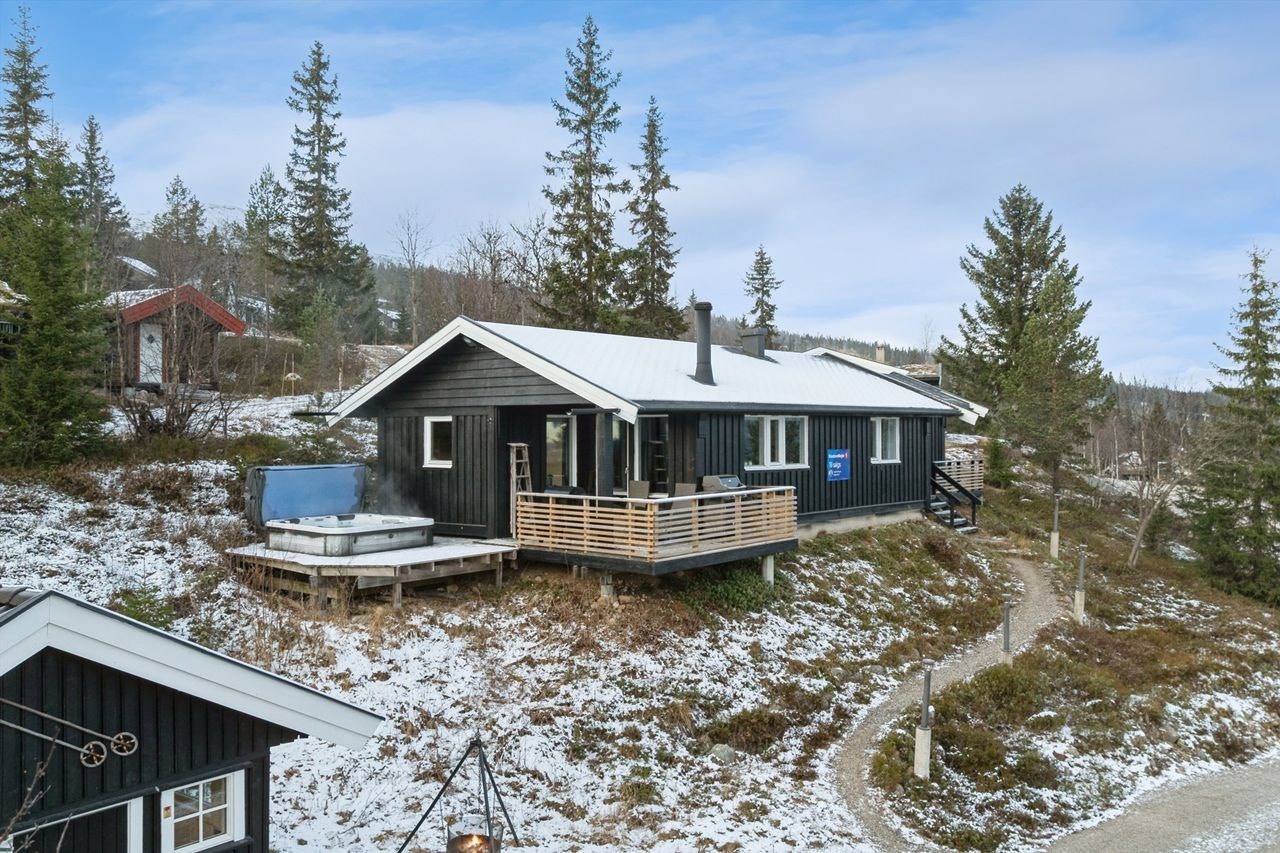 Hytta ligger fint til i terrenget, med kort sti opp til hytta fra parkeringen. Galleribilde