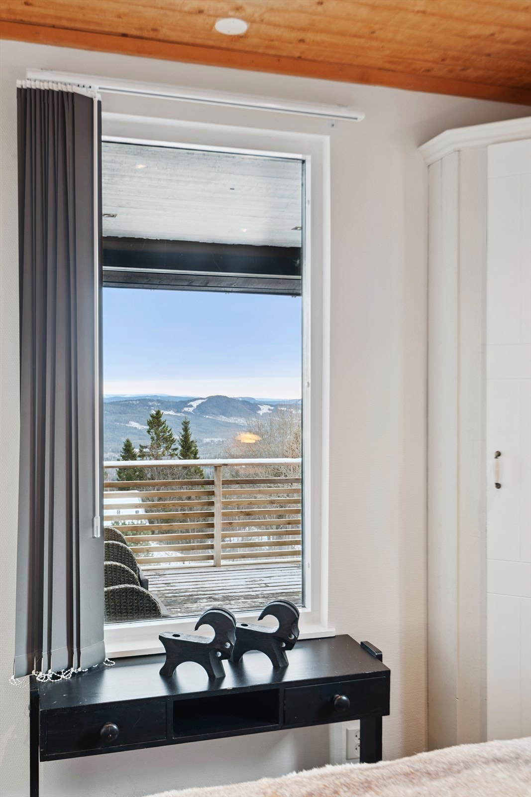 Fra hovedsoverommet kan du nyte utsikten mot øst. Galleribilde