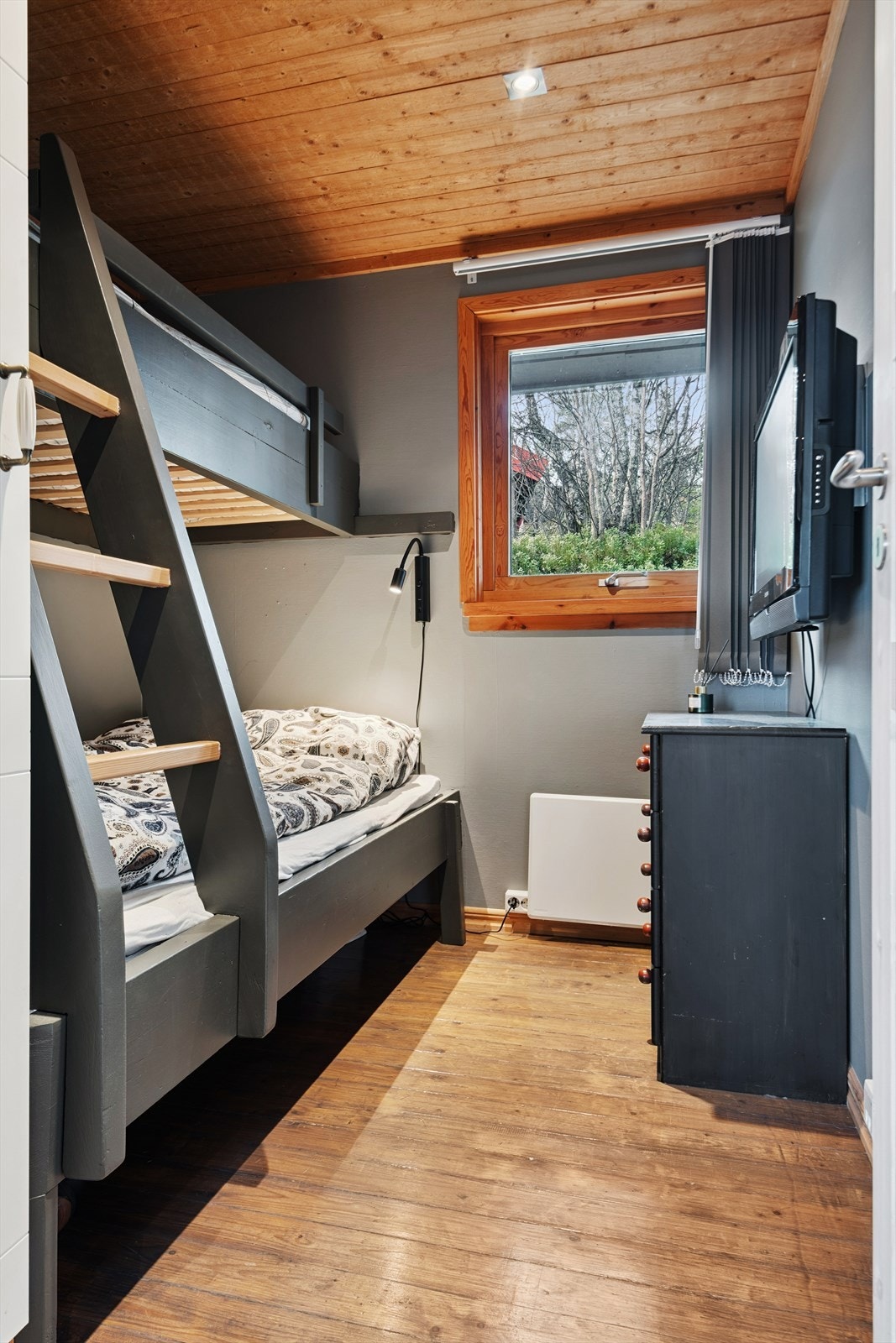 Et av hyttas totalt fire soverom, med 9-11 fleksible soveplasser. Galleribilde