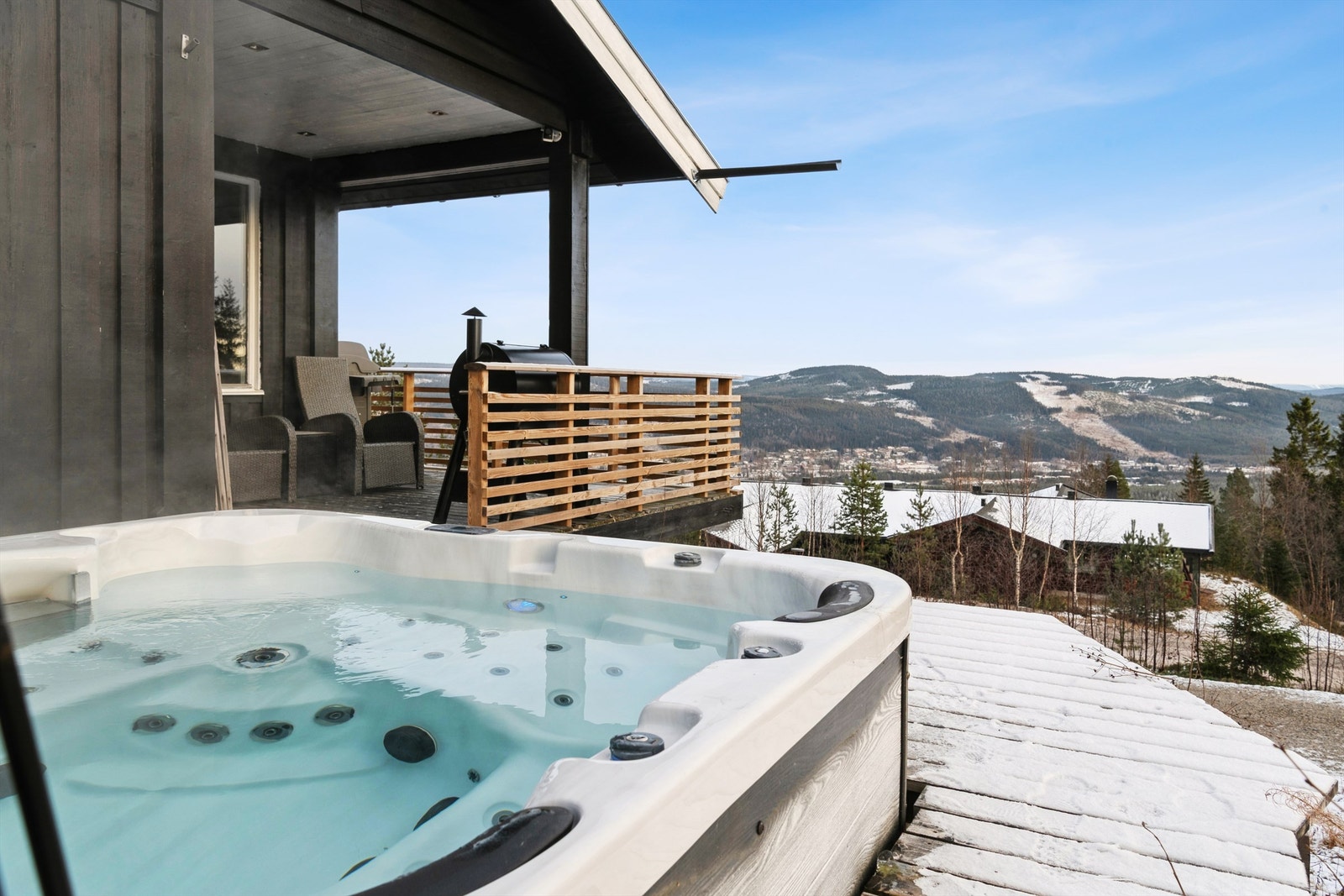 Fra terrassen har du en åpen utsikt til nærområdet og kommunesentrum Innbygda. Galleribilde