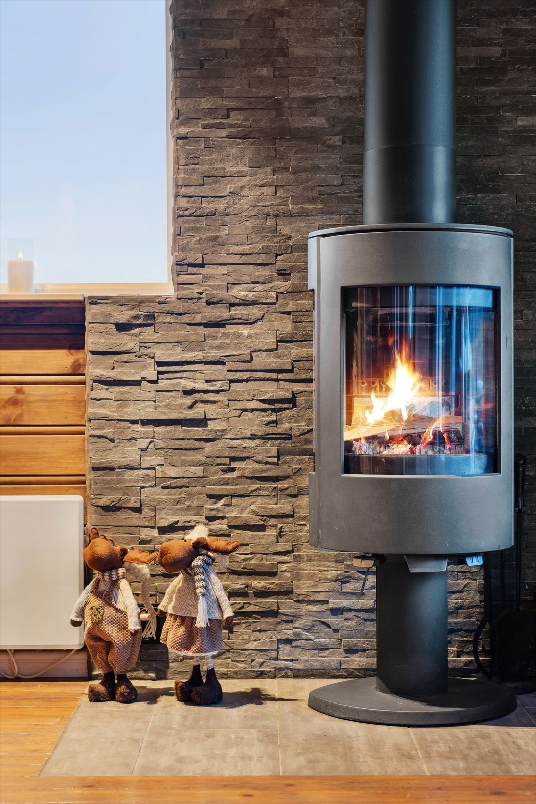 Peisovnen kombinerer moderne komfort med tradisjonell hyttekos. Montering av stålpipe, peis og etablert brannvegg bak peis med godkjente brannplater, er utført av selger i 2017 (ufaglært arbeid). Galleribilde