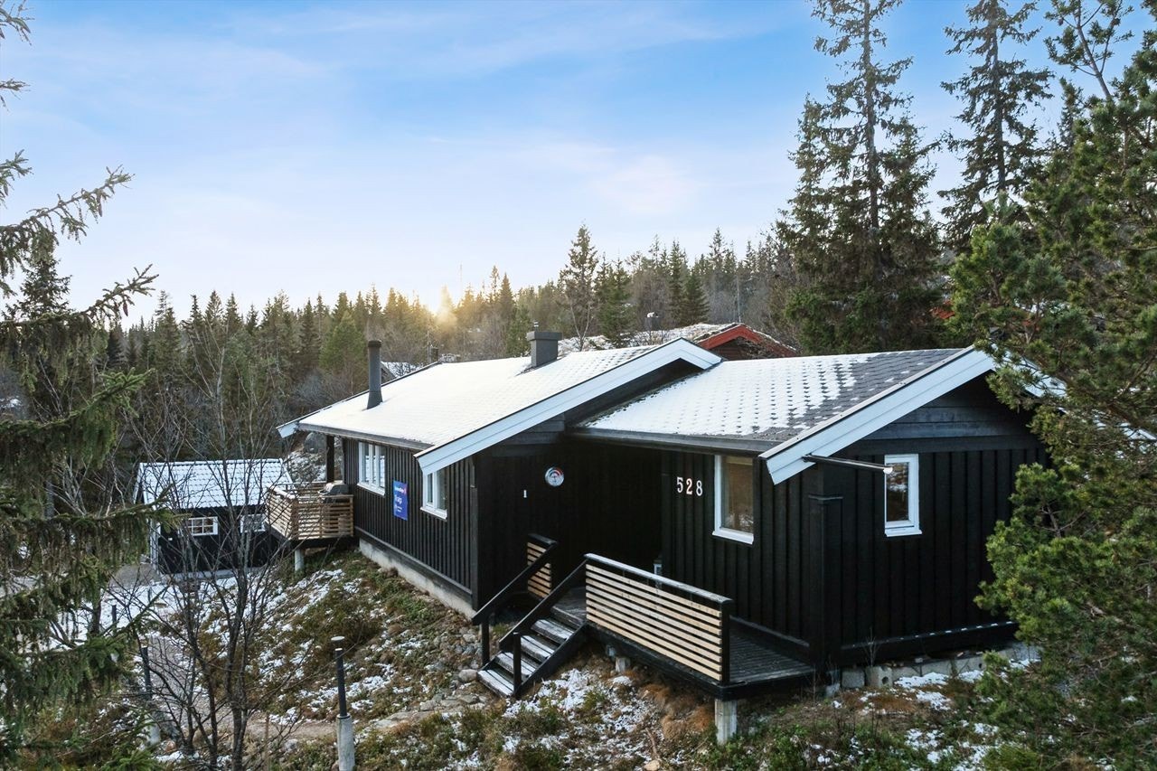 Hytta har en klassisk og tiltalende arkitektur med mørkbeiset panel. Galleribilde