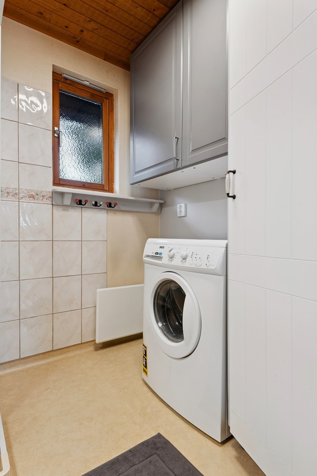 Her er det romslig med skap, og en naturlig plass for vaskemaskinen. Galleribilde