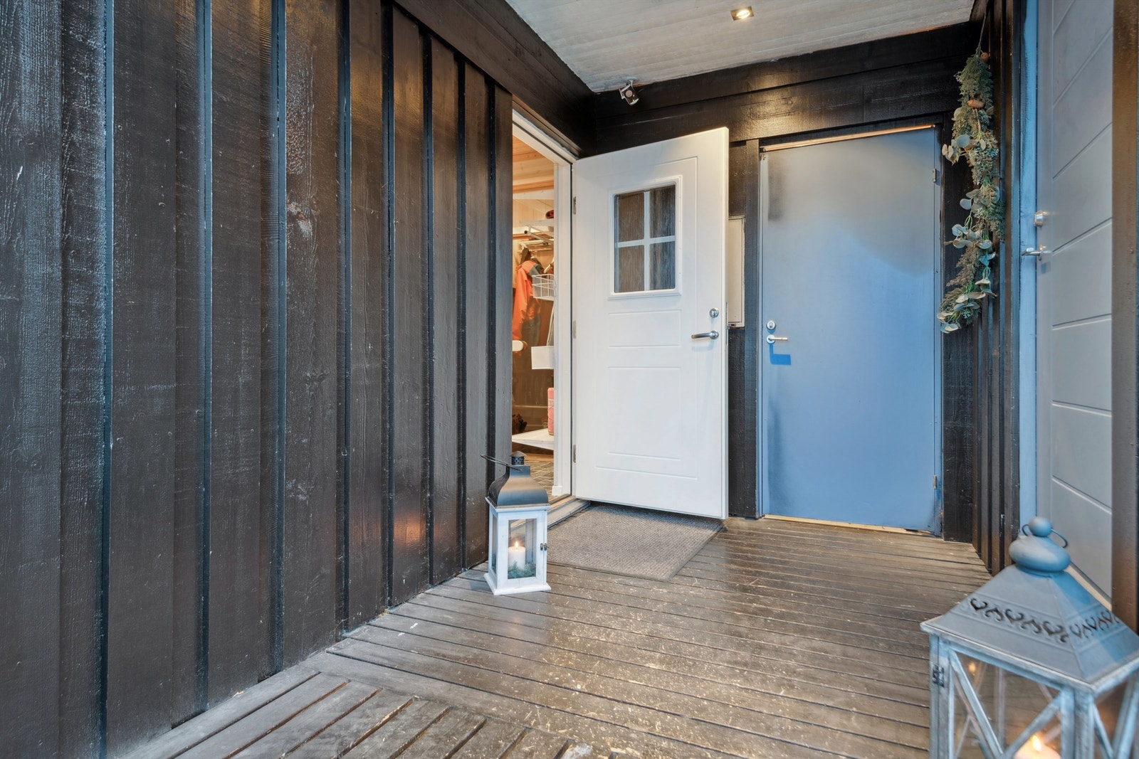 Overbygd inngangsparti som gir ly for vær og vind. Adkomst til både hytta, soverom med toalettrom i annekset samt til vedboden. Galleribilde