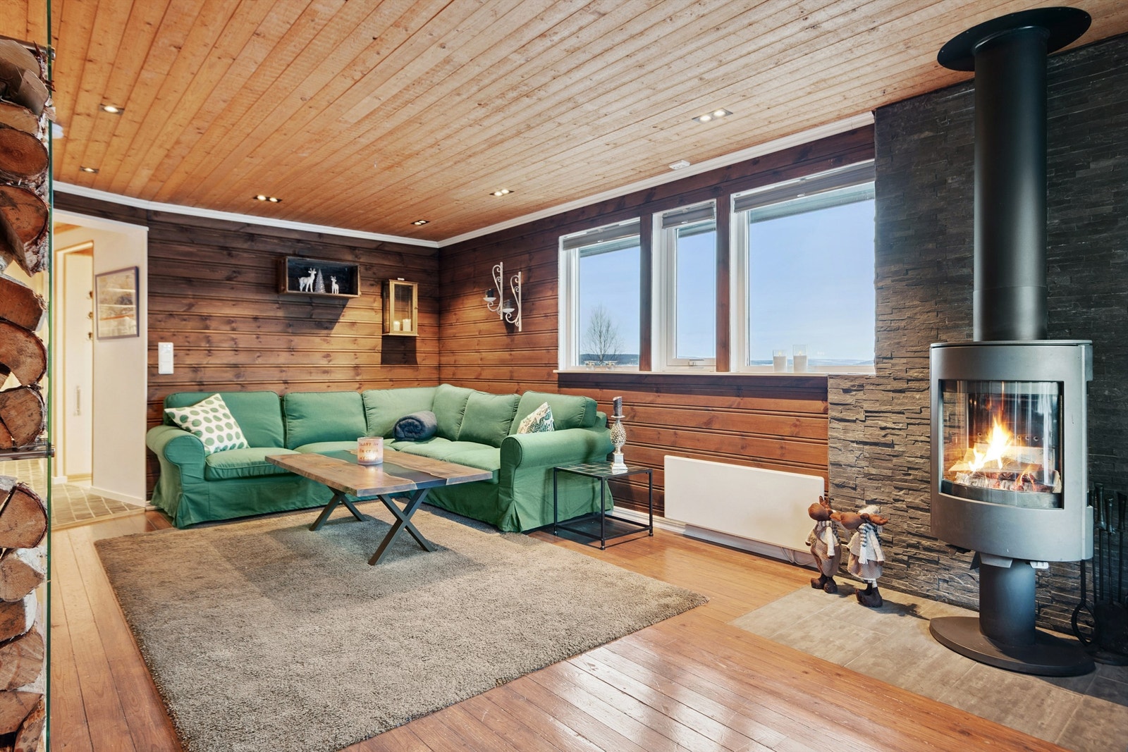 I 2023 ble det installert smarthus-løsning for lys og varme, med fjernstyring av varme. Samme år ble det skiftet sikringsskap og montert LED-downlights i hele hovedhytta. Galleribilde