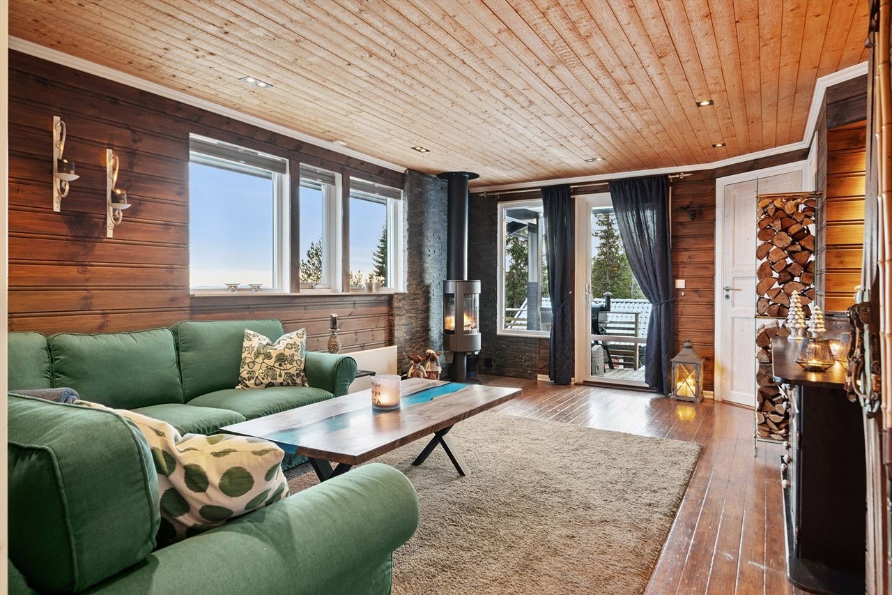 Fra stuen er det direkte utgang til en romslig og delvis overbygd terrasse. Galleribilde