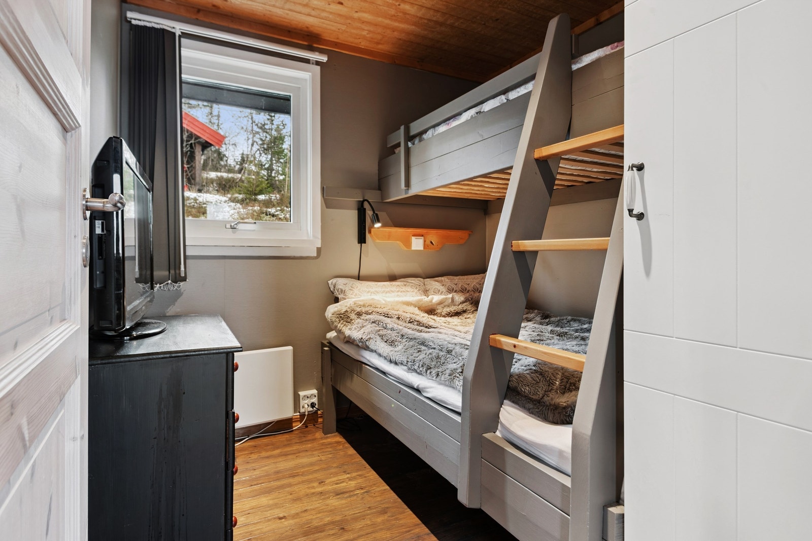 Hytta er en ideell familiehytte med flere soverom og plassbygde køyesenger. Galleribilde