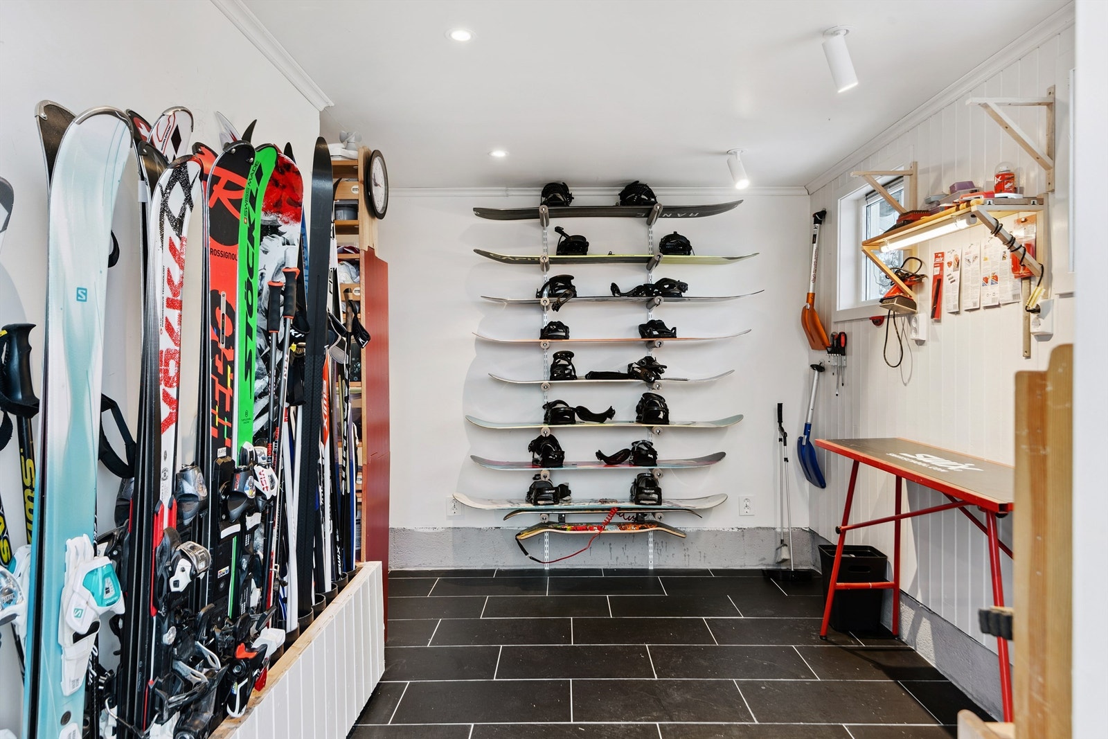 En romslig sportsbod med egen smørebod er tilrettelagt for en aktiv livsstil. Galleribilde