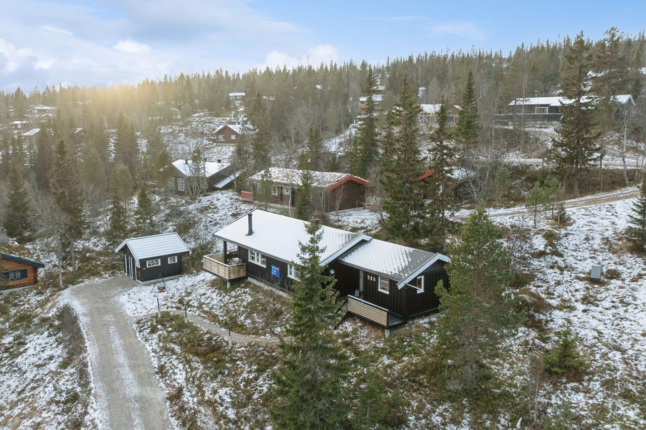 Hytta er oppført i 1992 og har en høytliggende og usjenert beliggenhet i det veletablerte hytteområdet på sørsiden av Trysilfjellet. Fotograf Johan Anderson. Galleribilde